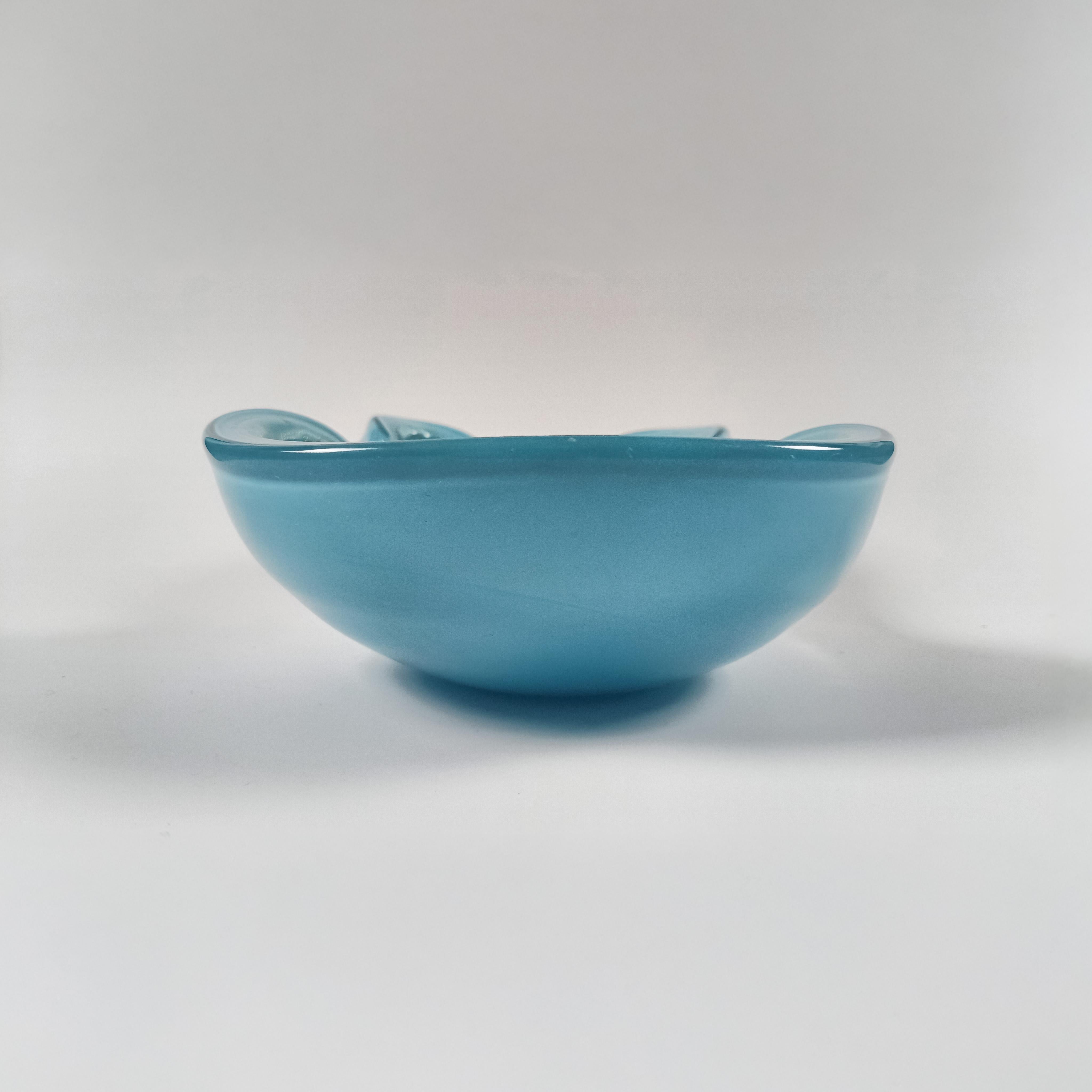 Cuenco de cristal de Murano de mediados de siglo de Alfredo Barbini, azul pálido con polveri dorado Hecho a mano en venta