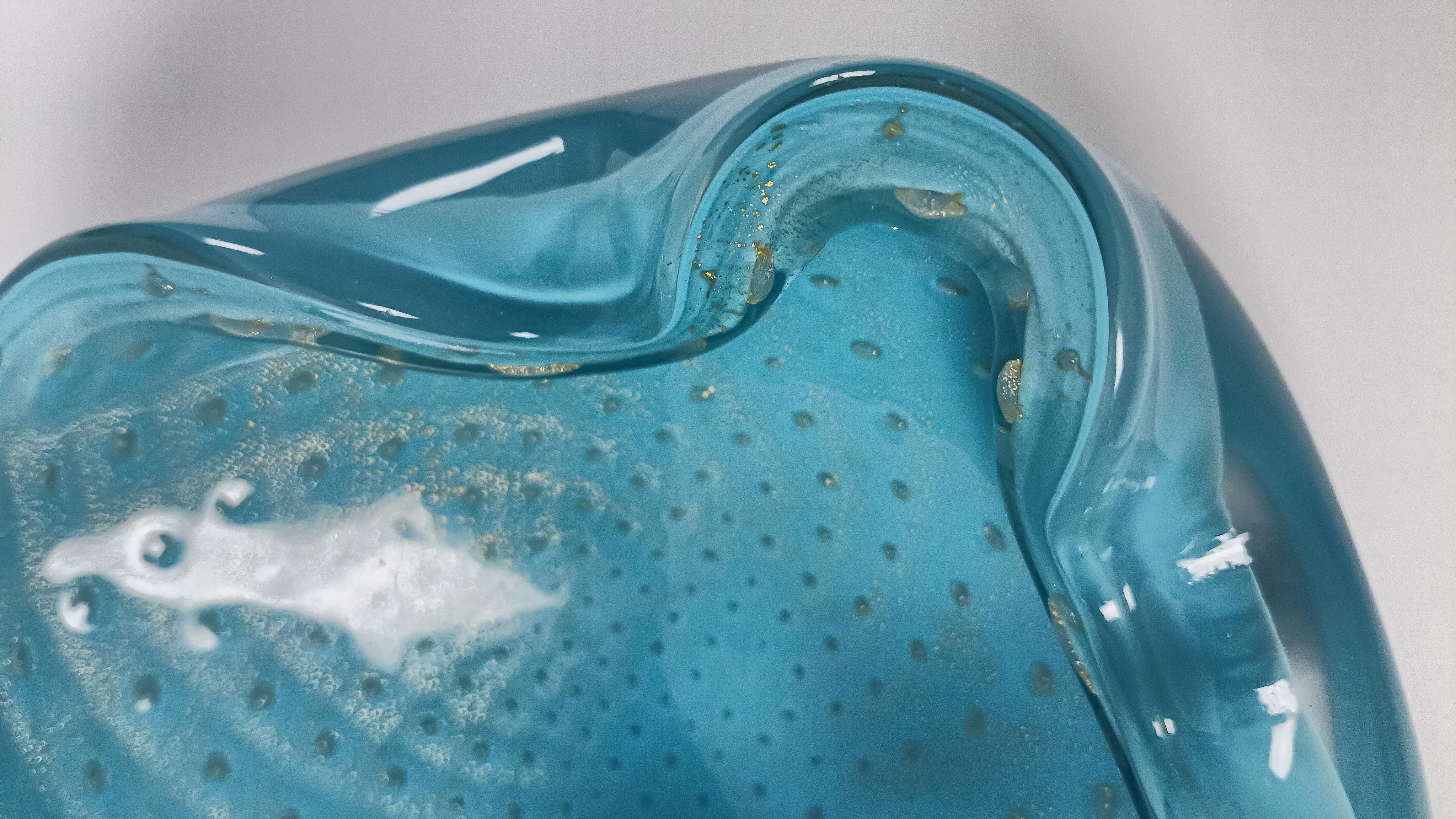 Cuenco de cristal de Murano de mediados de siglo de Alfredo Barbini, azul pálido con polveri dorado siglo XX en venta