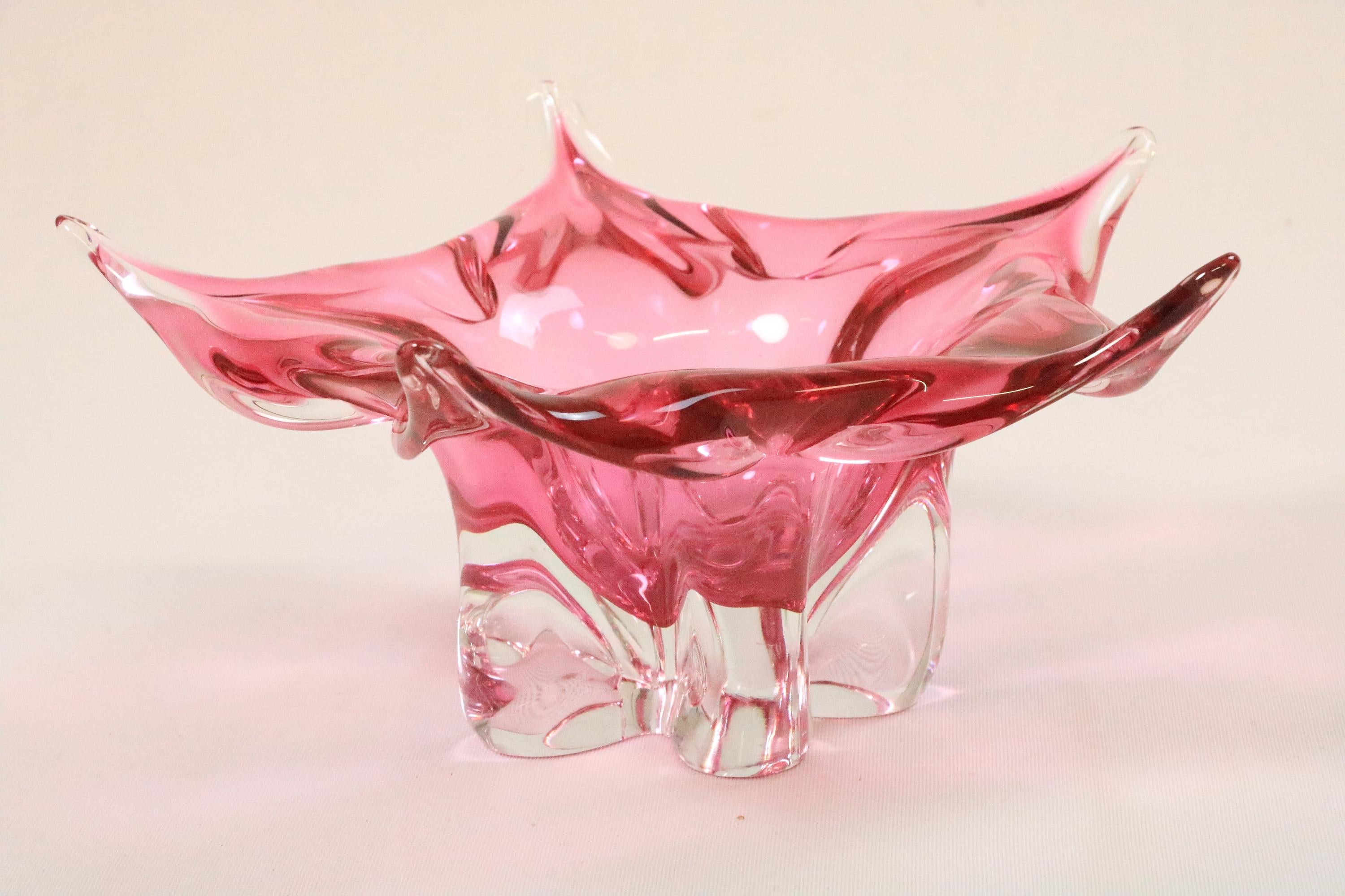 Very decorative big bowl made of Murano Glass in a typical design of the 1970s.
Rare and nice colour. Dark Pink.
Made in Italy.

Diameter: 35 cm / 13.78 inch

Very good condition.

