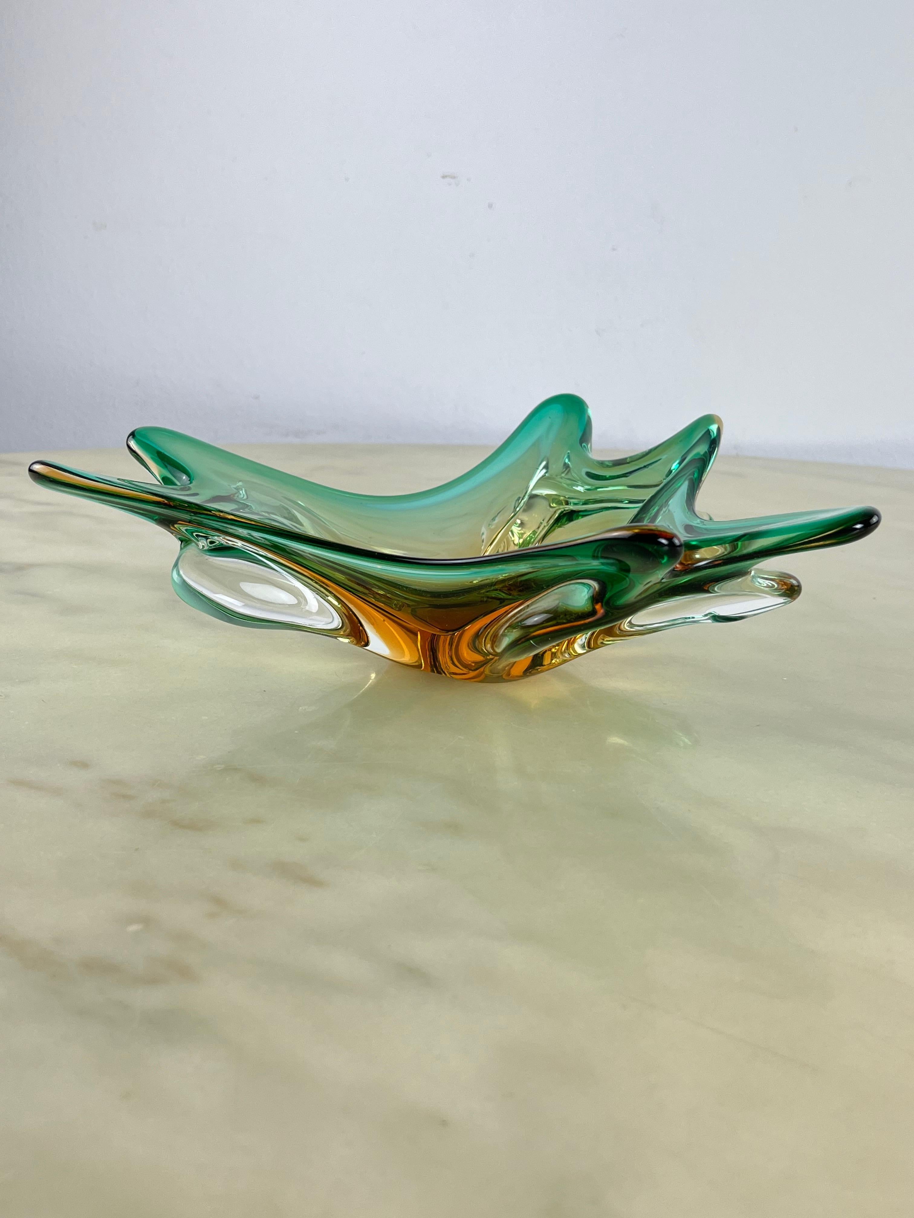 Murano-Glasschale aus der Jahrhundertmitte Italienisches Design 1960er Jahre
Intakt und in gutem Zustand, geringe Alterungsspuren.