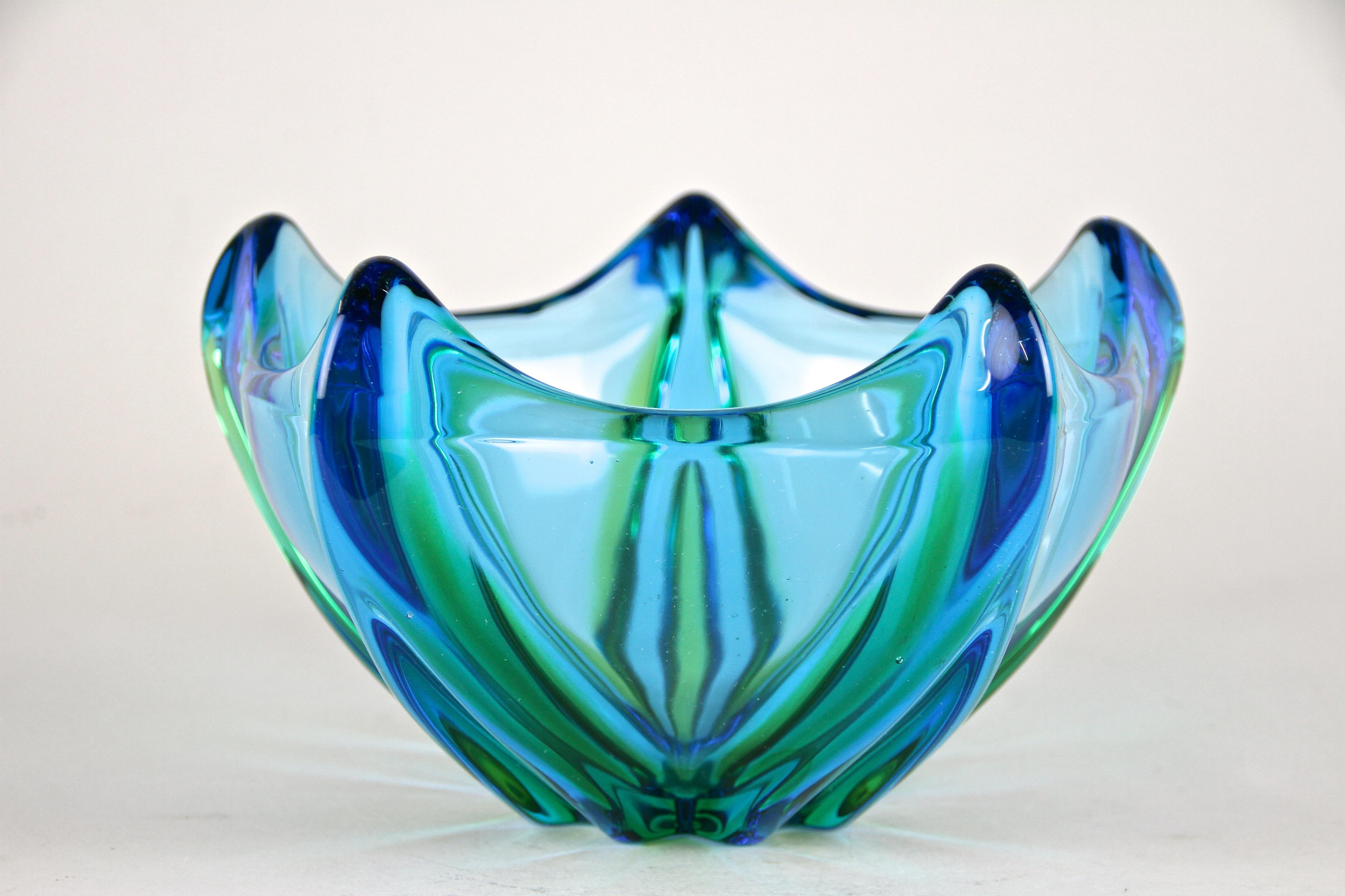 Unique mid century Murano glass bowl out of the world renown workshops in Italy from the period around 1960/70. This very modern looking pentagonal glass bowl reminds of a star or starfish when you look from above. Wonderful details like the