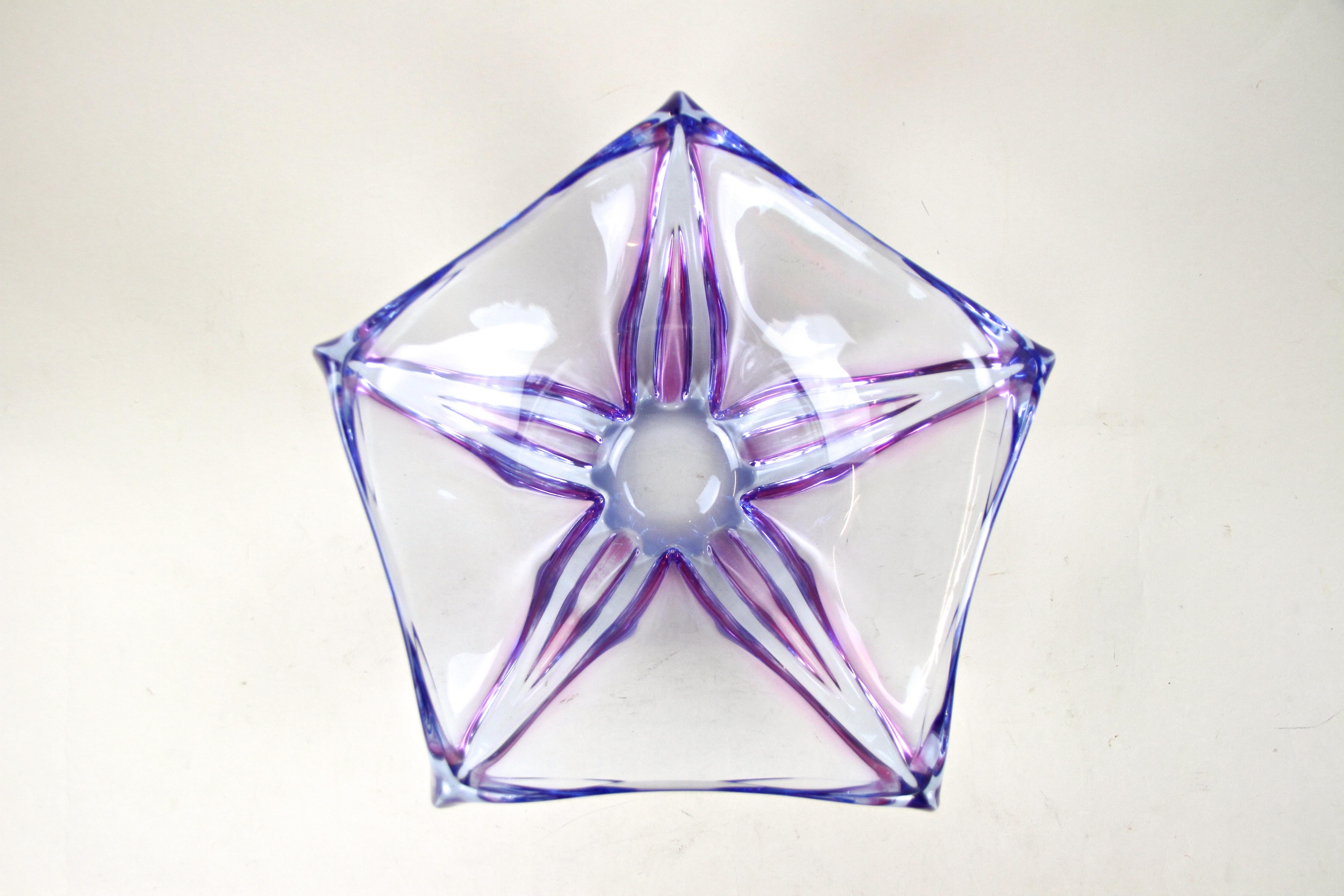 Extraordinary pentagonal Murano glass bowl out of the world renown workshops in Italy from the period around 1960/70. This very modern looking glass bowl reminds of a star or starfish when you look from above. Beautiful details like the amazing