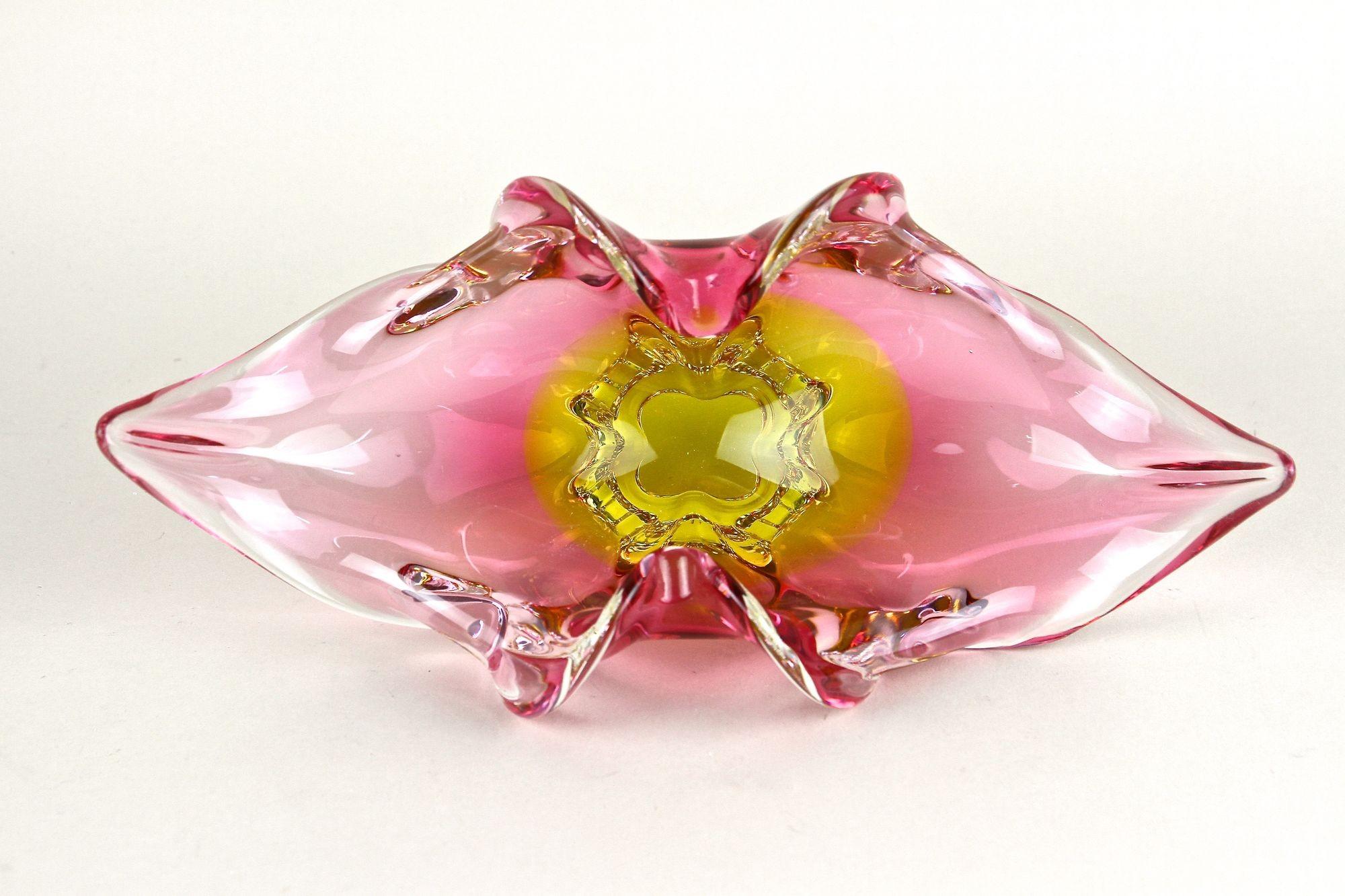 Cuenco de cristal de Murano de mediados de siglo Rosa/Amarillo, Italia ca. 1960 en venta 6