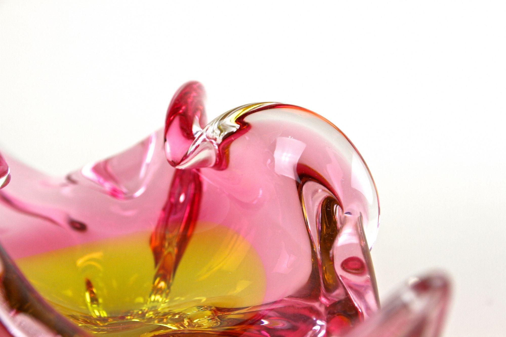 Cuenco de cristal de Murano de mediados de siglo Rosa/Amarillo, Italia ca. 1960 en venta 8