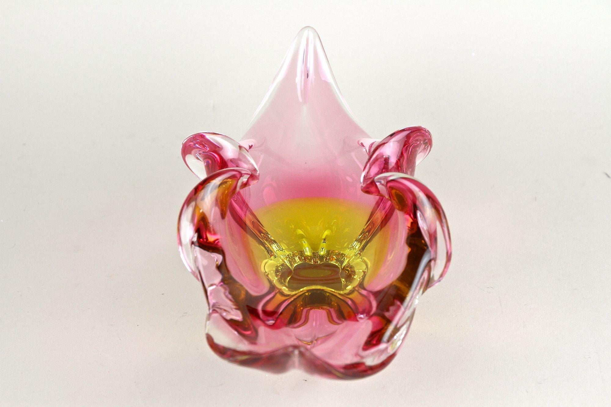 Cuenco de cristal de Murano de mediados de siglo Rosa/Amarillo, Italia ca. 1960 en venta 9
