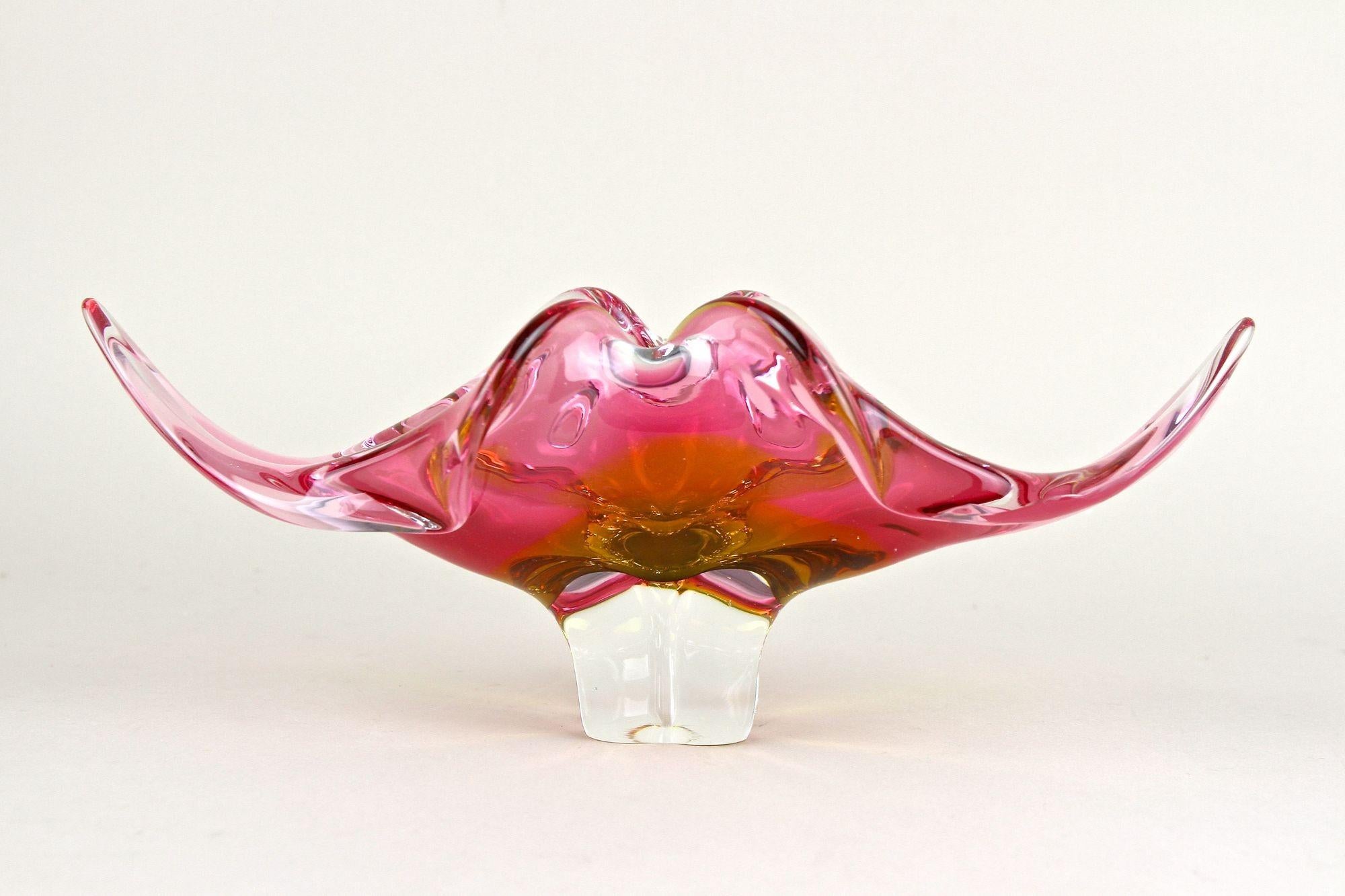 Extraordinario cuenco de cristal de Murano moderno de mediados de siglo procedente de los mundialmente conocidos talleres de Venecia/Italia, de la época de 1960/70. Este cuenco de cristal de Murano Sommerso, de aspecto fantástico, recuerda a una