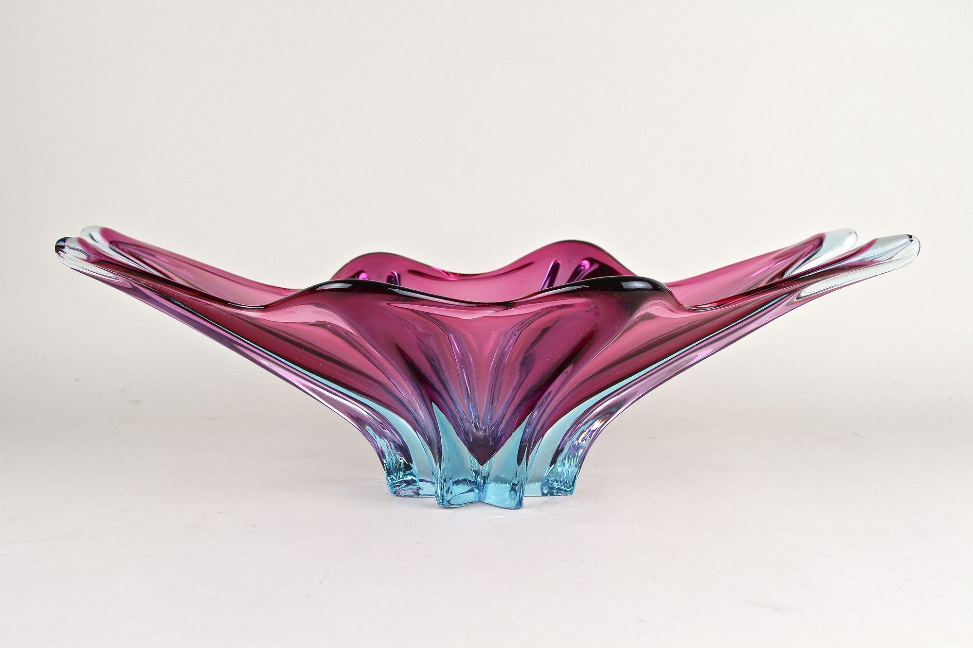 Hochdekorative, große Murano-Glasschale, kunstvoll handgefertigt auf der berühmten kleinen Insel Murano in Venedig - Italien. Diese fantastisch aussehende italienische Glasschale aus der Mitte des Jahrhunderts wurde um 1960 in den renommierten