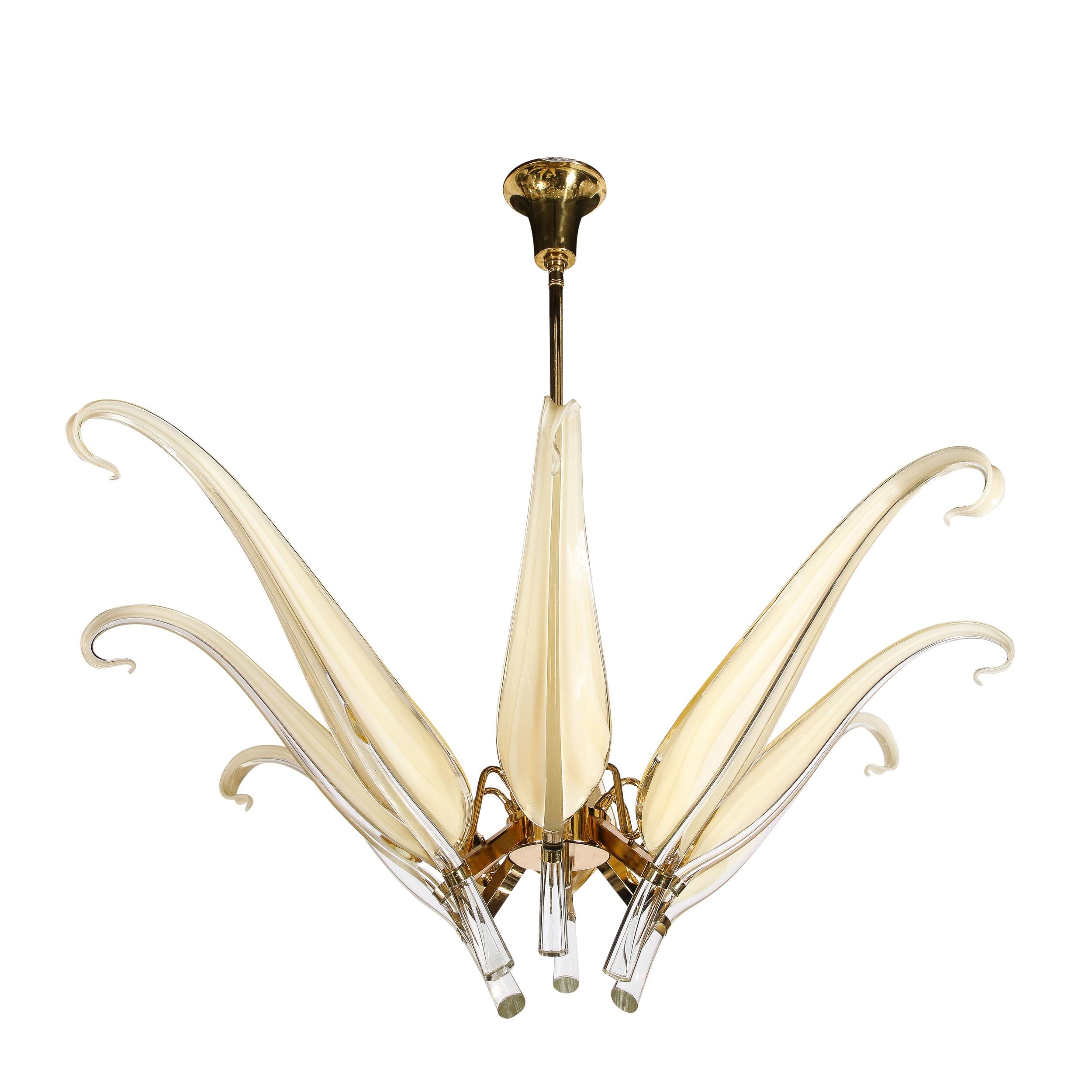 Cette pièce provient d'Italie vers 1980. Comprend huit bras composés de magnifiques éléments de Murano soufflés à la main avec de belles teintes de topaze striée et de verre clair. Le cadre est composé d'éléments rectilignes avec un bandeau