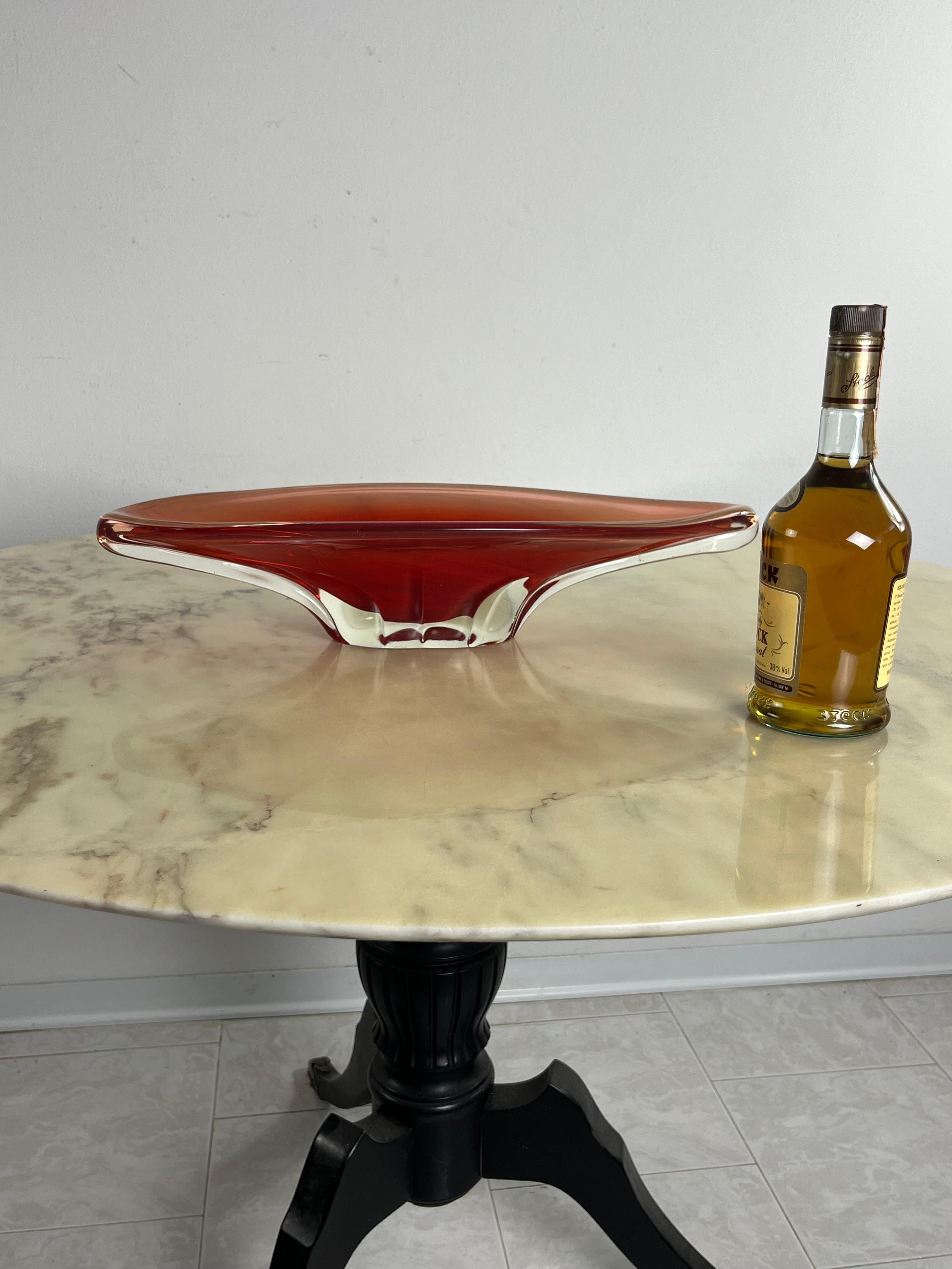 Mid-Century Murano glass centerpiece 1960s
Intact and in good condition, very particular and sinuous shape.
The air bubbles that can be glimpsed inside the glass testify to the craftsmanship.
Piece of rare beauty.