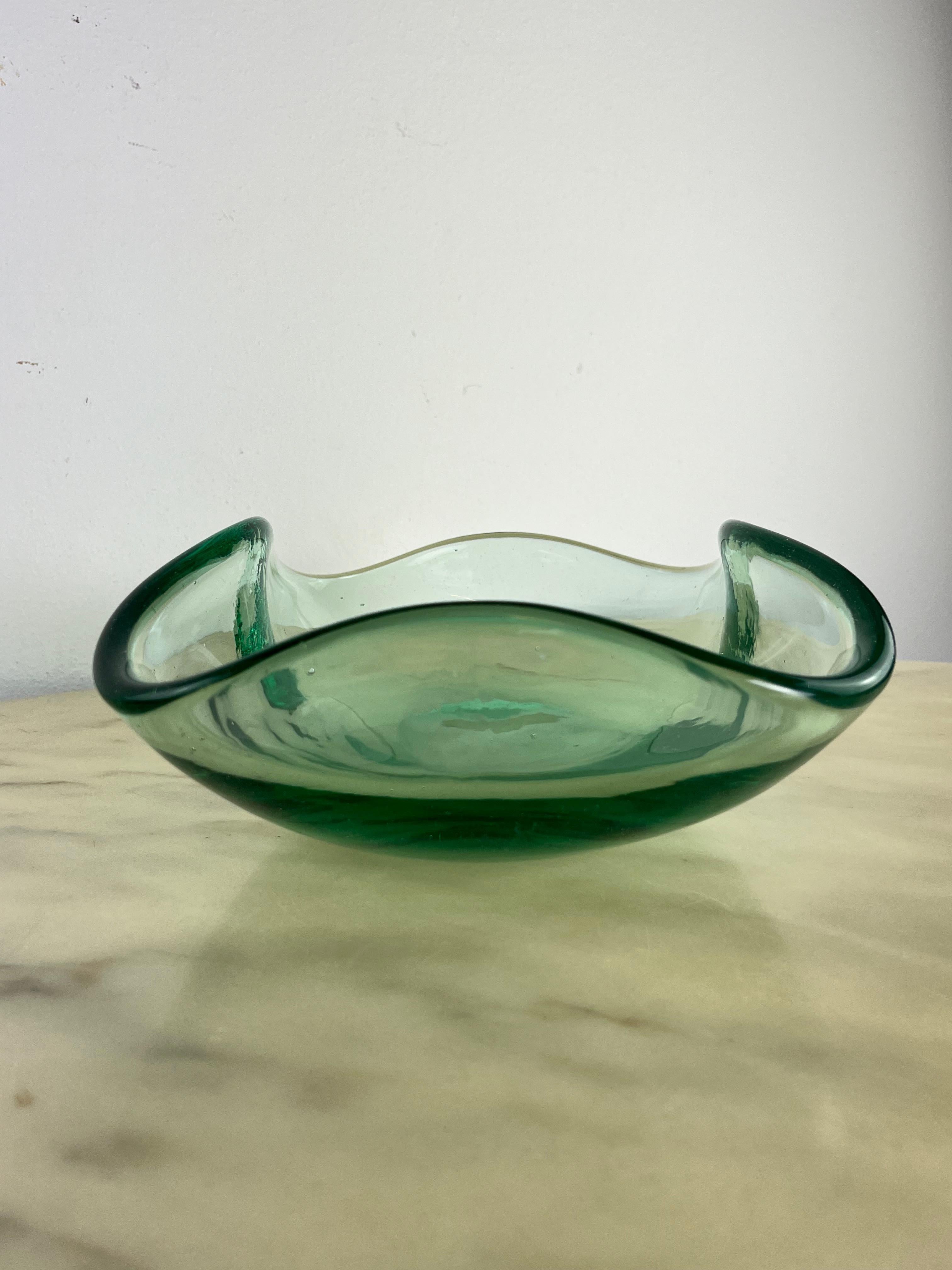Centre de table en verre de Murano du milieu du siècle attribué à Max Ingrand pour Fontana Arte années 1960
Il a été acheté à Venise par le grand-père d'un de mes amis.
Intact et en bon état. De petites bulles peuvent être aperçues à l'intérieur du