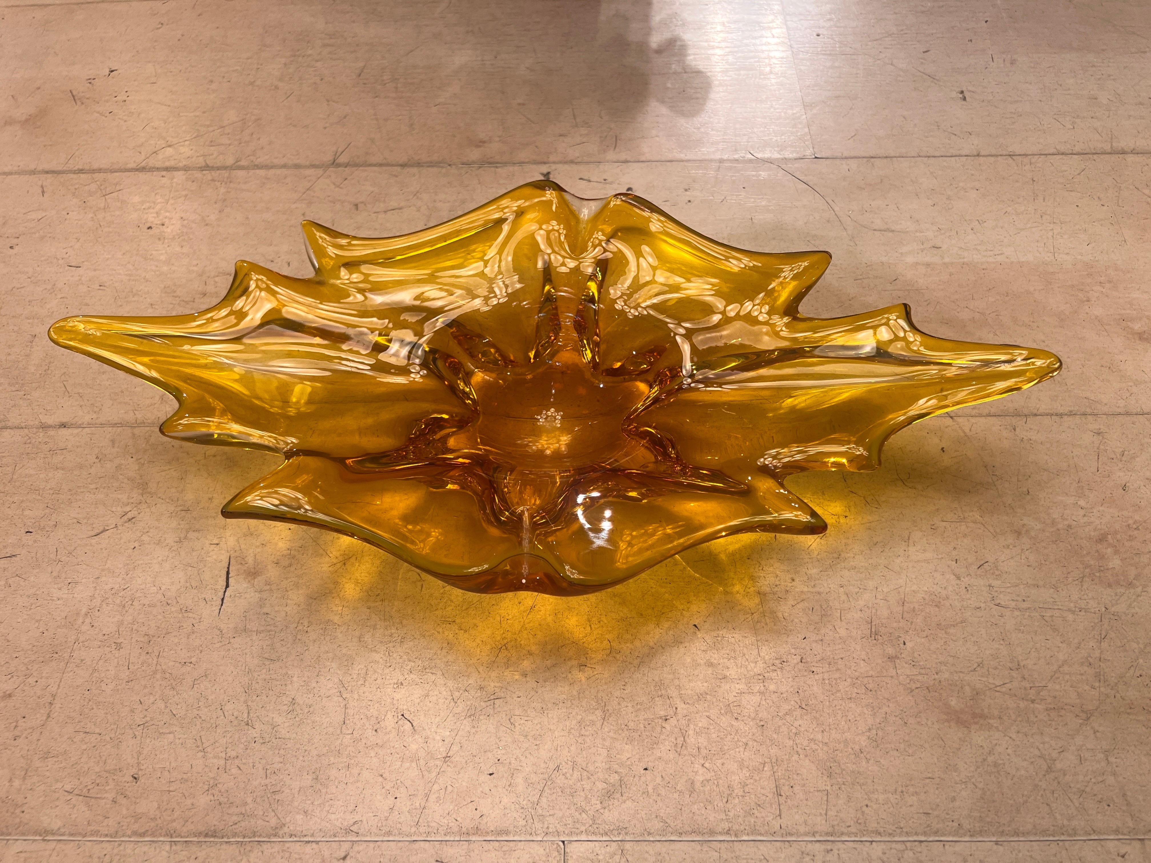 Centre de table en verre de Murano du milieu du siècle dans un ton ambré Design/One, années 1960.
Le verre de Murano soufflé à la main a une forme de feuille enlogée.
