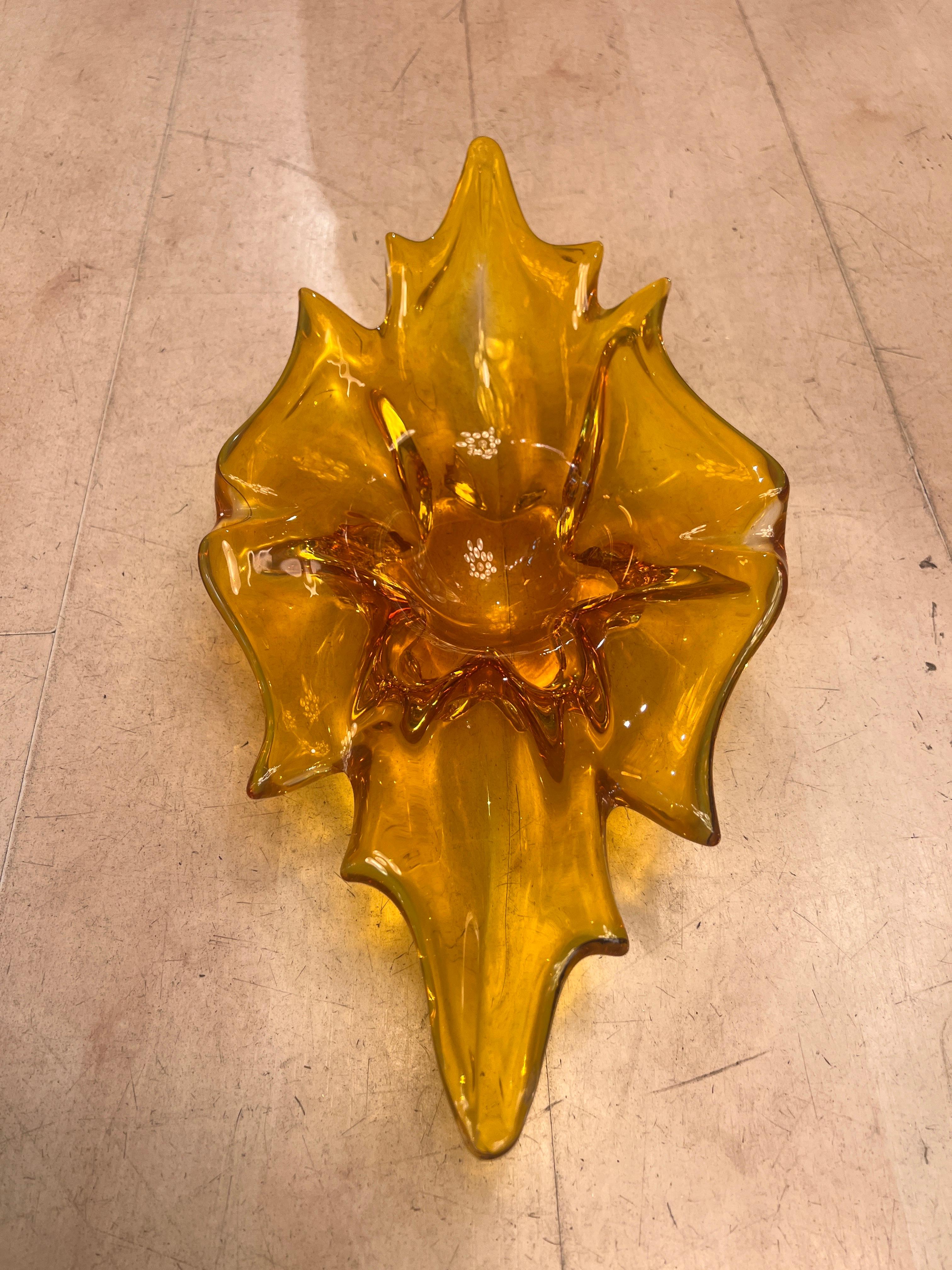 Mid-Century Modern Centre de table en verre de Murano du milieu du siècle dans les tons ambrés Design italien, années 1960. en vente