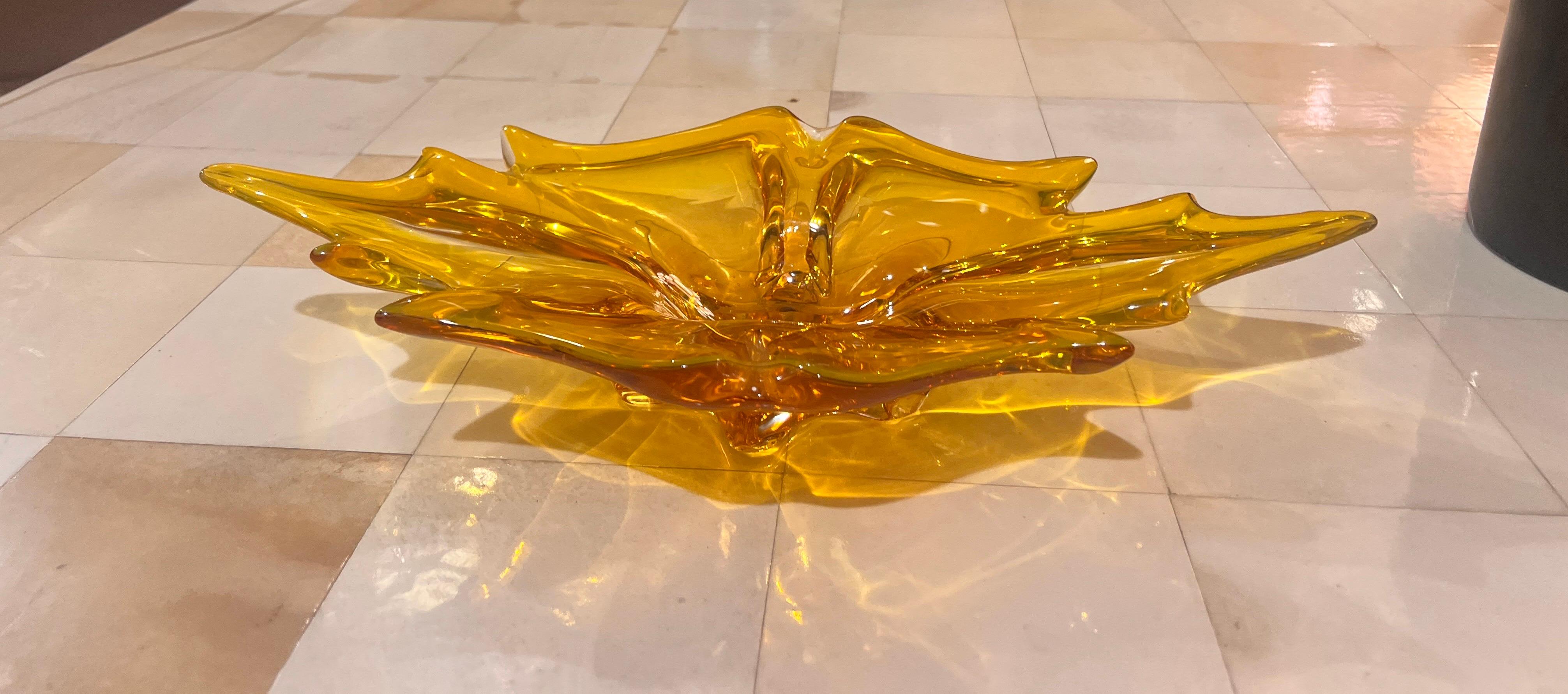 Milieu du XXe siècle Centre de table en verre de Murano du milieu du siècle dans les tons ambrés Design italien, années 1960. en vente