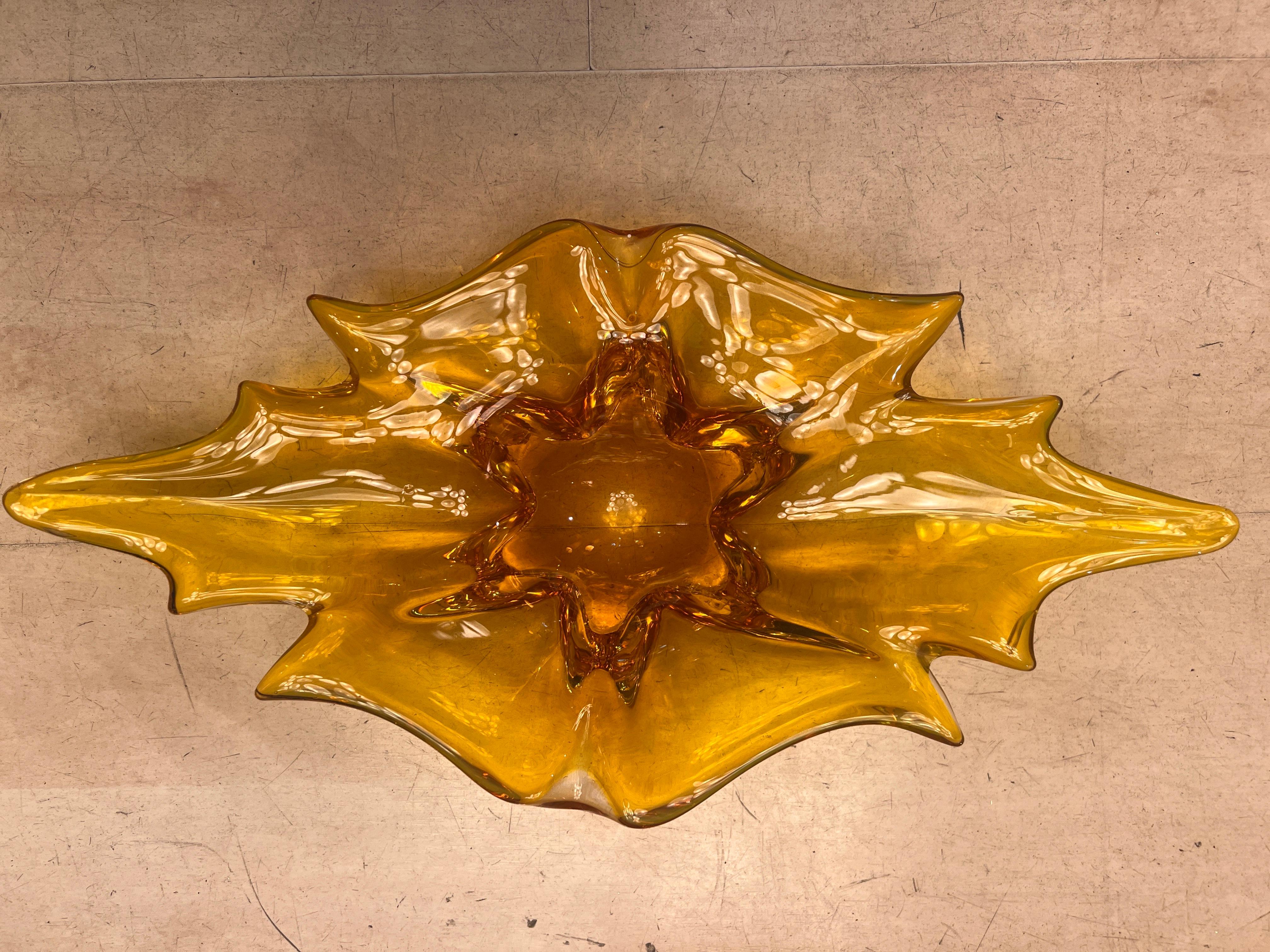 Verre de Murano Centre de table en verre de Murano du milieu du siècle dans les tons ambrés Design italien, années 1960. en vente