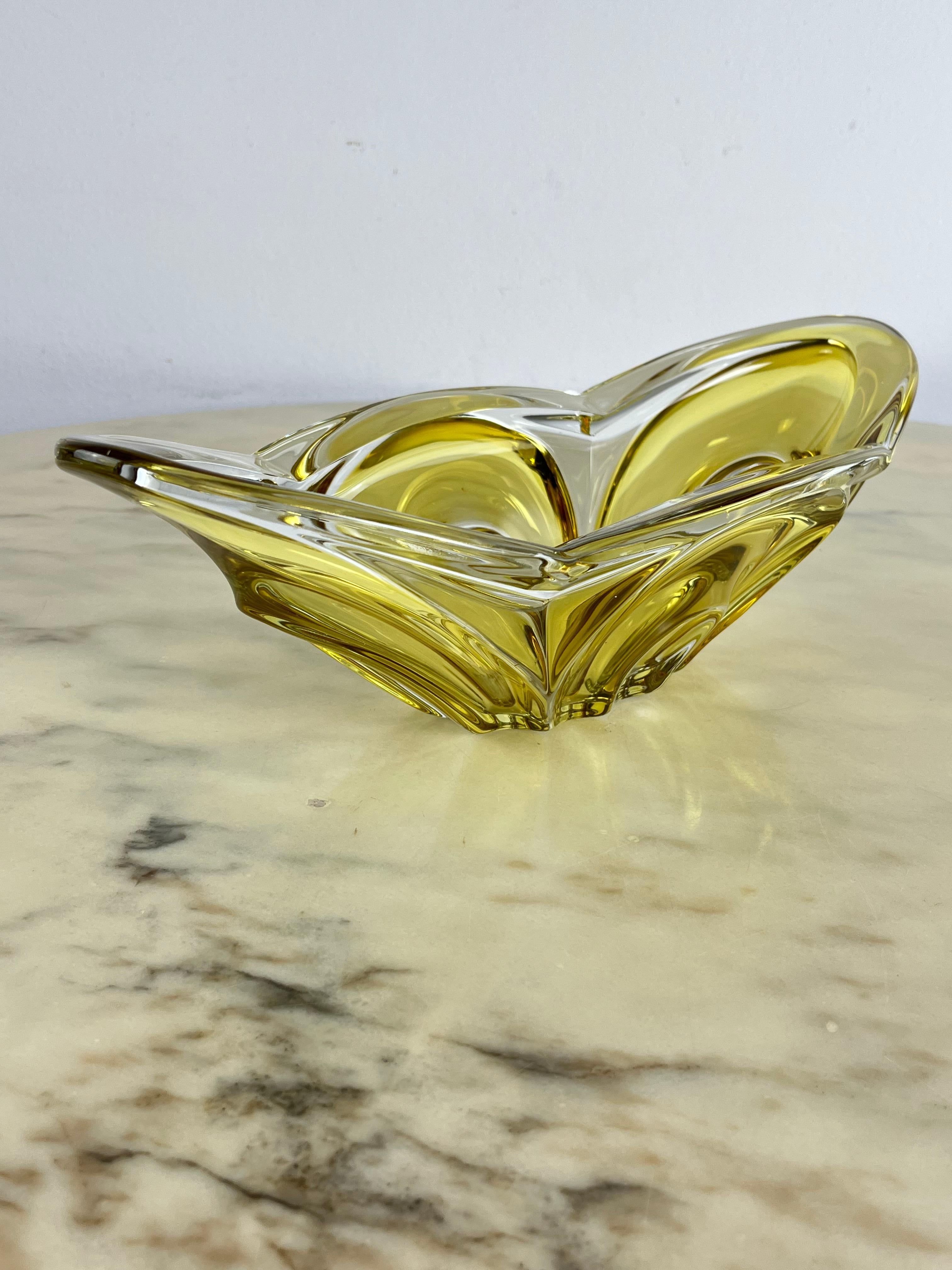 Mid-Century Murano glass centerpiece, Italian design from the 1960s
Intact and in good condition, yellow ocher color and transparent glass.
Purchased in Venice in 1962.
