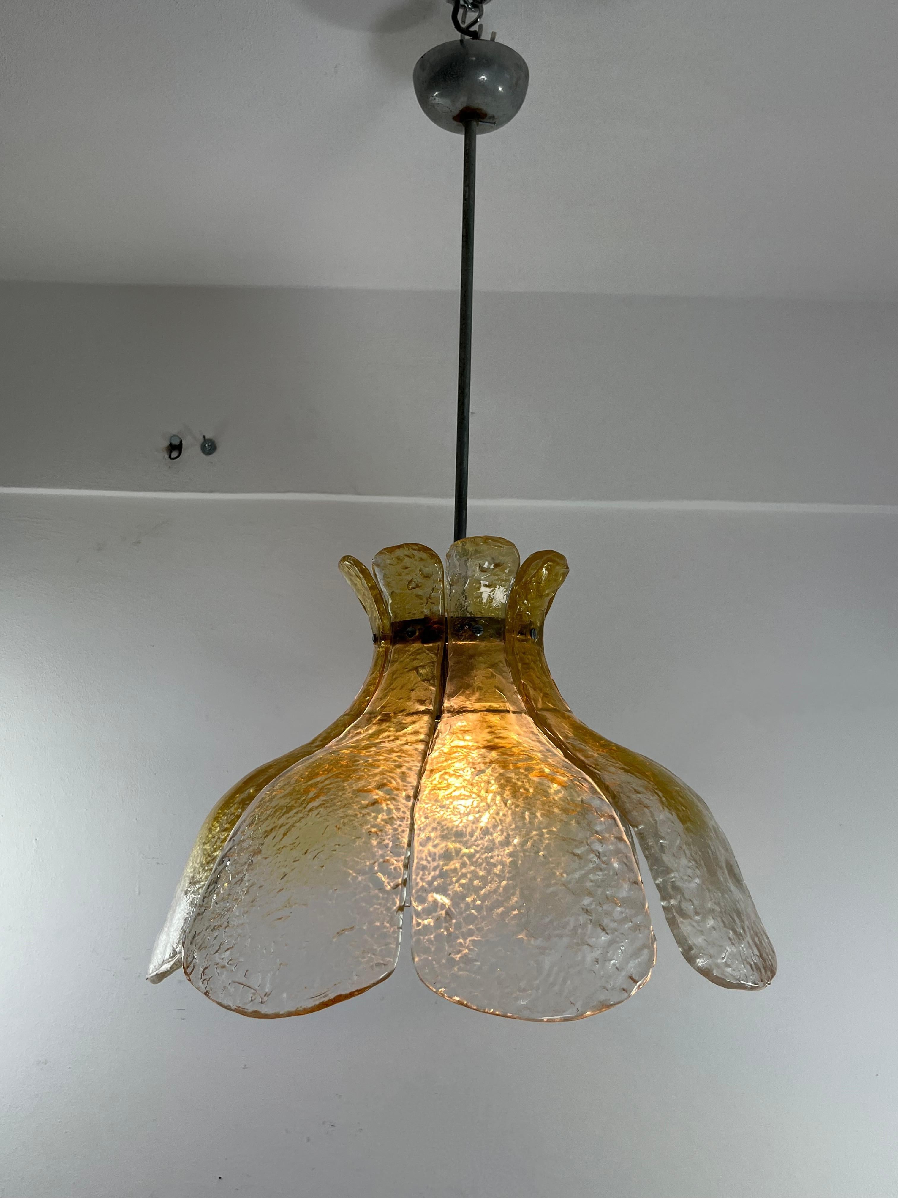 Lampadario di metà secolo in vetro di Murano, design italiano anni '60, attribuito a Carlo Nason per Mazzega.
Vetro intatto, struttura in metallo, lampada E27.
Buone condizioni.
