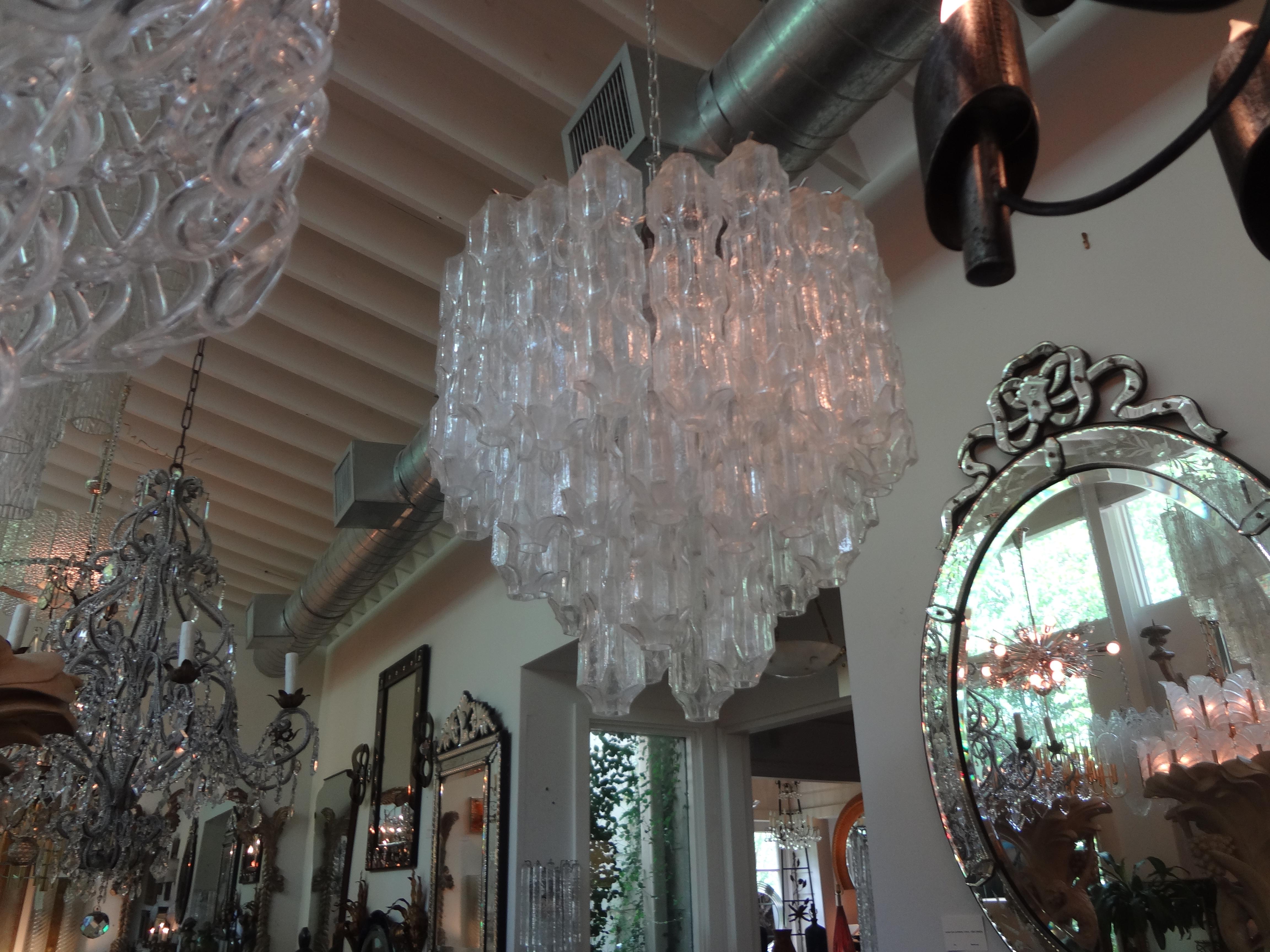 Ungewöhnliche Mid-Century Modern murano Glas röhrenförmigen Kronleuchter. Dieser atemberaubende Muranoglas-Kronleuchter oder Muranoglas-Laterne oder Muranoglas-Hängeleuchte besteht aus ungewöhnlich geformtem Röhrenglas, das an einem Chromrahmen