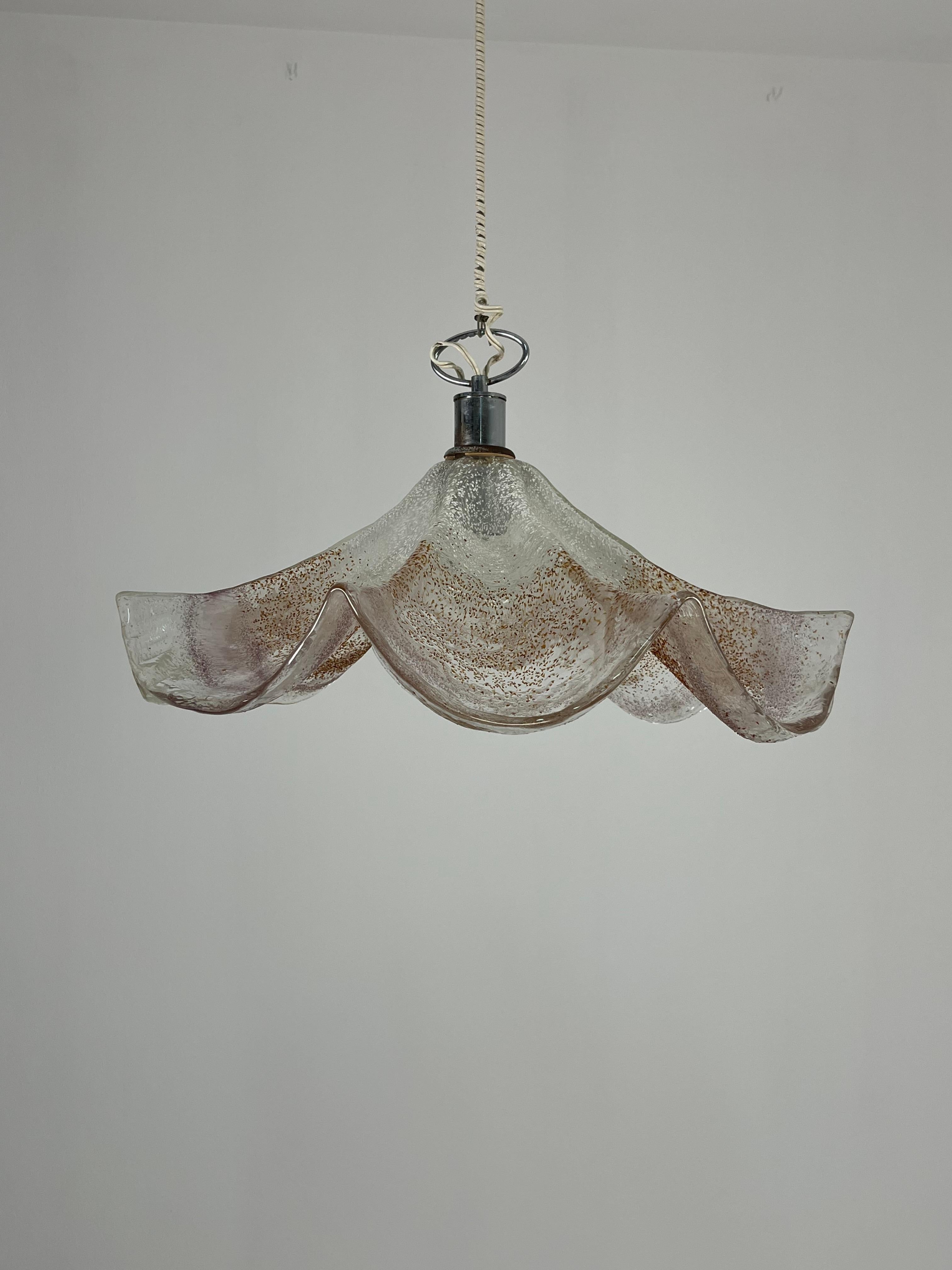 Mid-century Murano glass chandelier diameter cm 60, 1960s
Glass intact.
Good condition. Metal accessories with small signs of aging.
E27 lamp.
Height of the chandelier alone cm 38 (cm 90 including the cable up to the roof).
We guarantee immediate