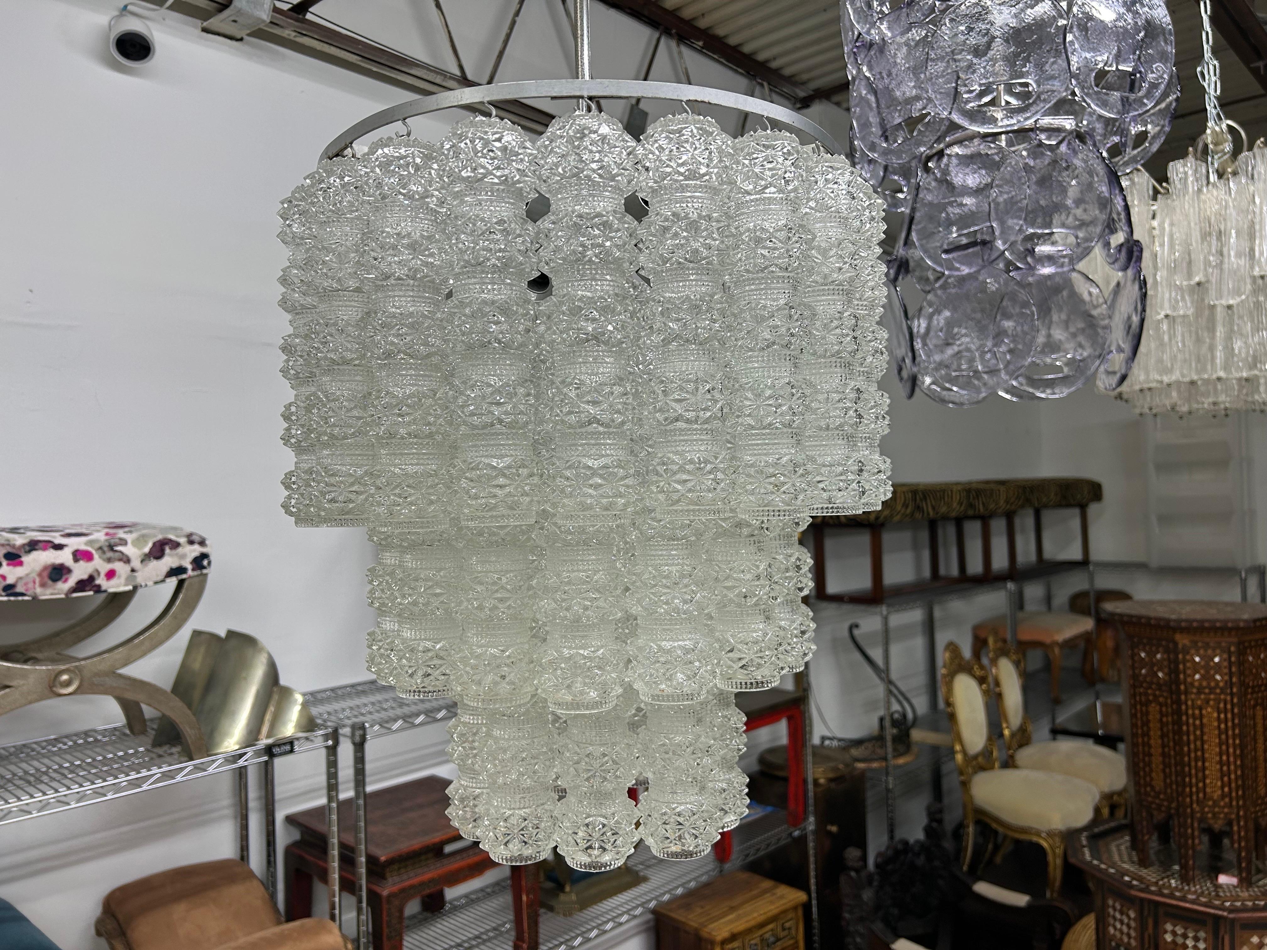 Lampadario in vetro di Murano della metà del secolo scorso.
Il nostro bellissimo lampadario in vetro di Murano alla maniera di Toni Zuccheri per Venini è attualmente dotato di un'asta per l'appendimento che può essere accorciata, aumentata o esposta