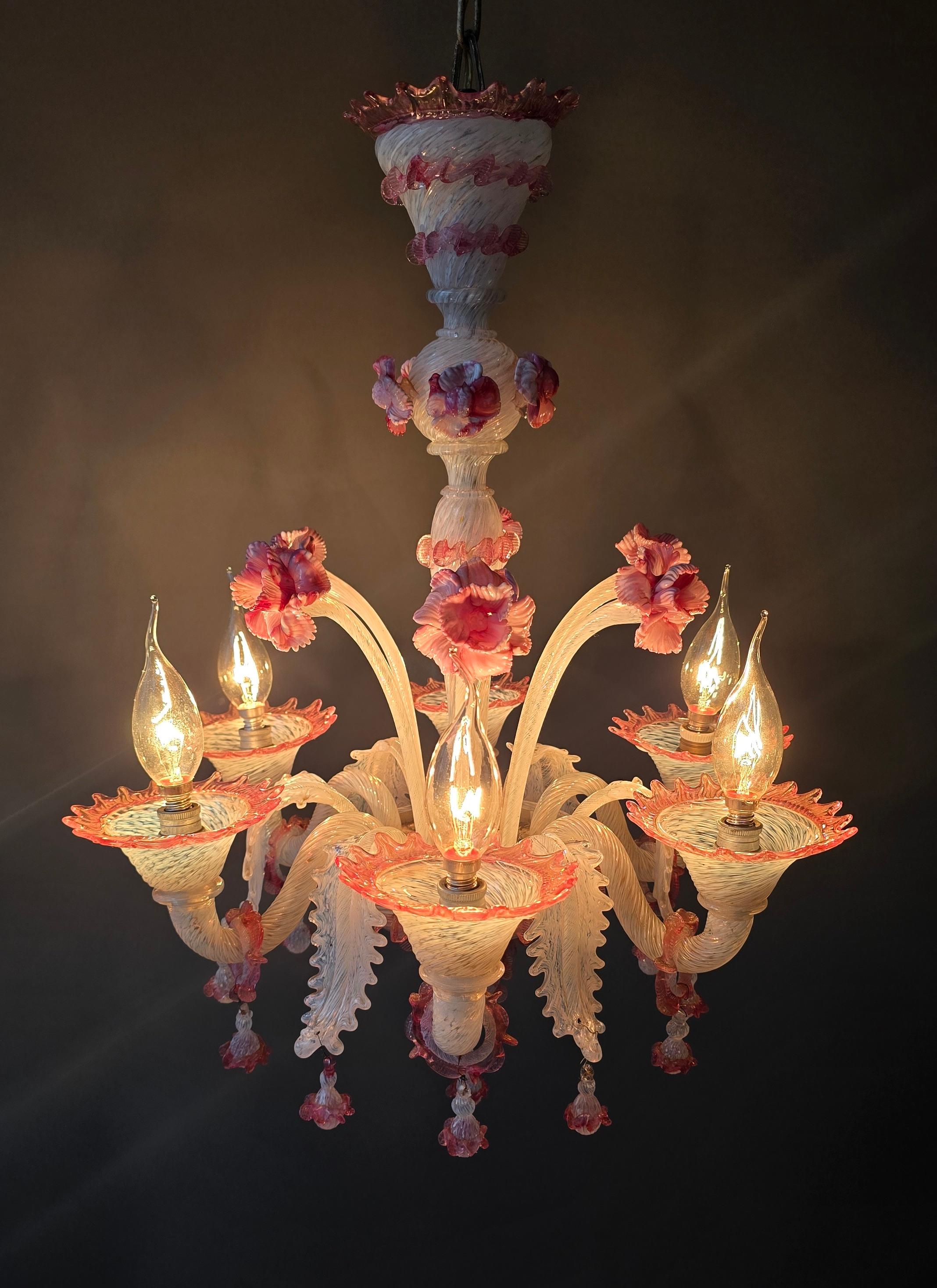 Murano-Glas-Kronleuchter aus der Jahrhundertmitte mit rosa Blumen, 6 Lichter (Hollywood Regency) im Angebot