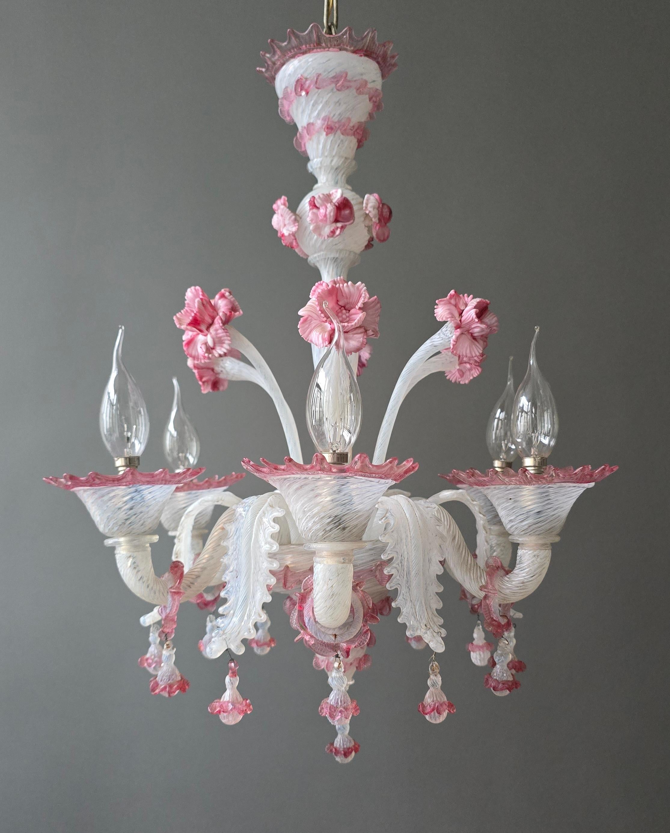 Murano-Glas-Kronleuchter aus der Jahrhundertmitte mit rosa Blumen, 6 Lichter (Italienisch) im Angebot
