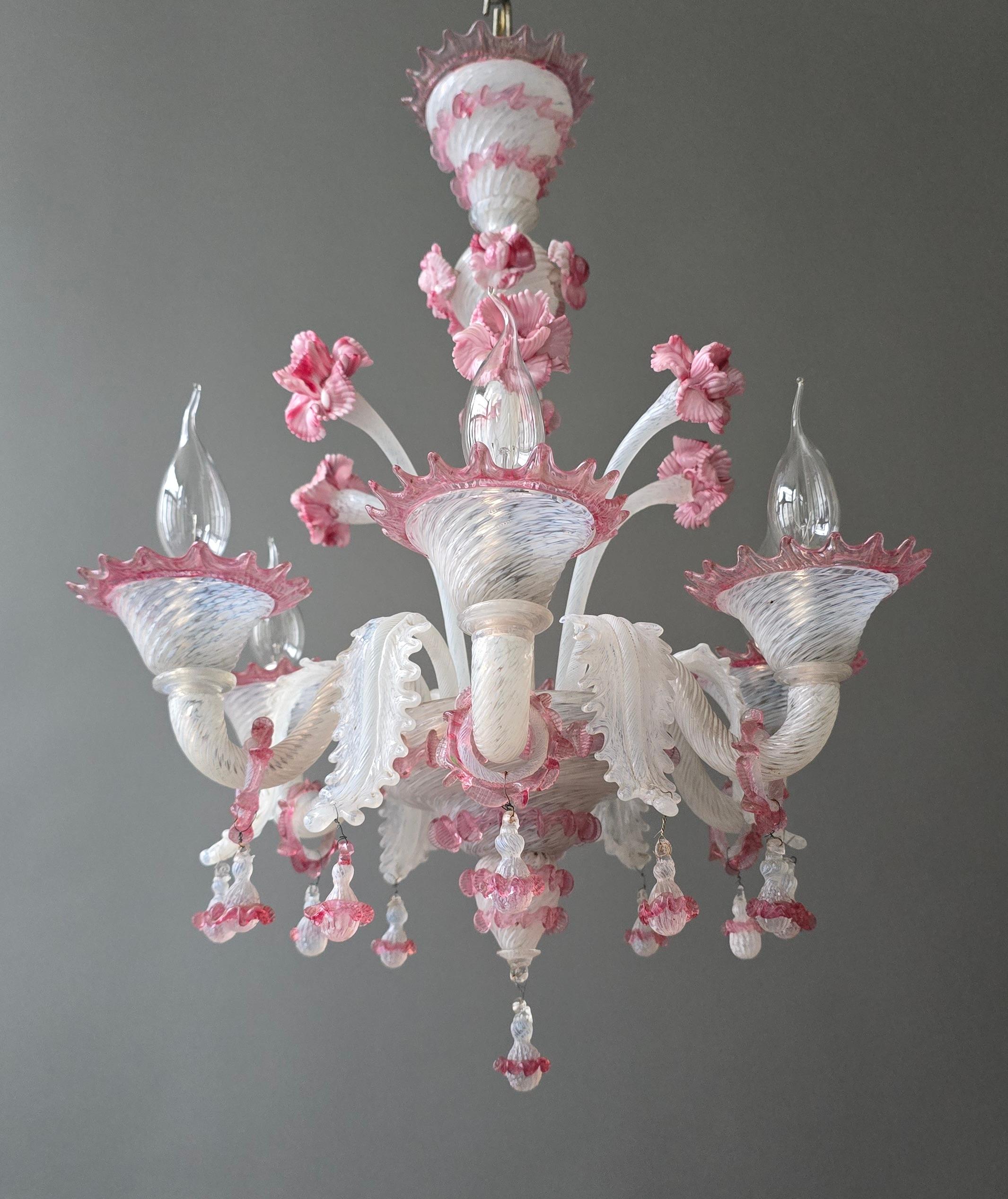 Murano-Glas-Kronleuchter aus der Jahrhundertmitte mit rosa Blumen, 6 Lichter (20. Jahrhundert) im Angebot