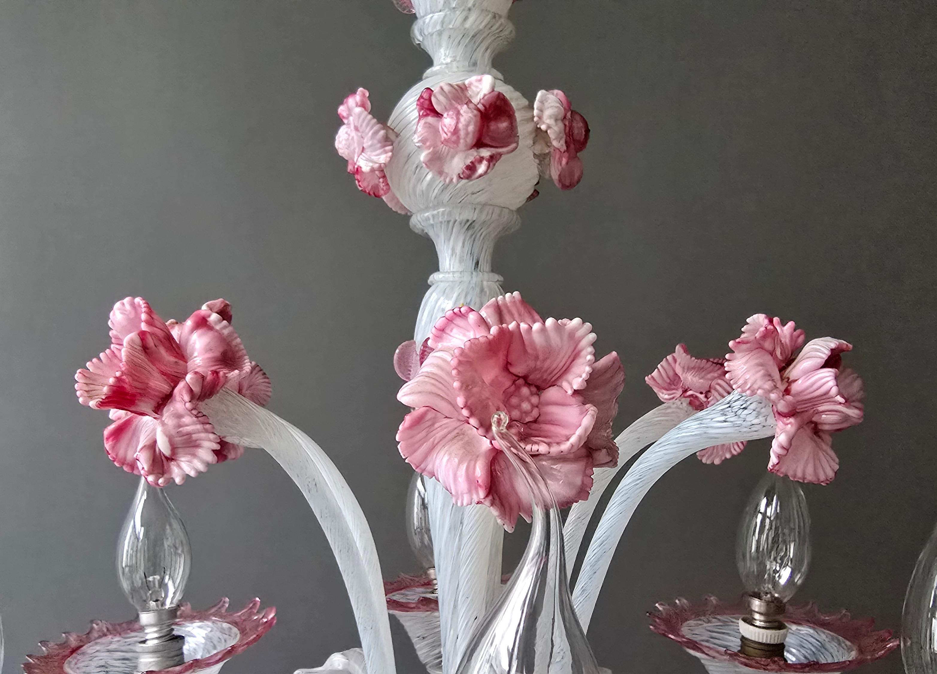 Murano-Glas-Kronleuchter aus der Jahrhundertmitte mit rosa Blumen, 6 Lichter im Angebot 1