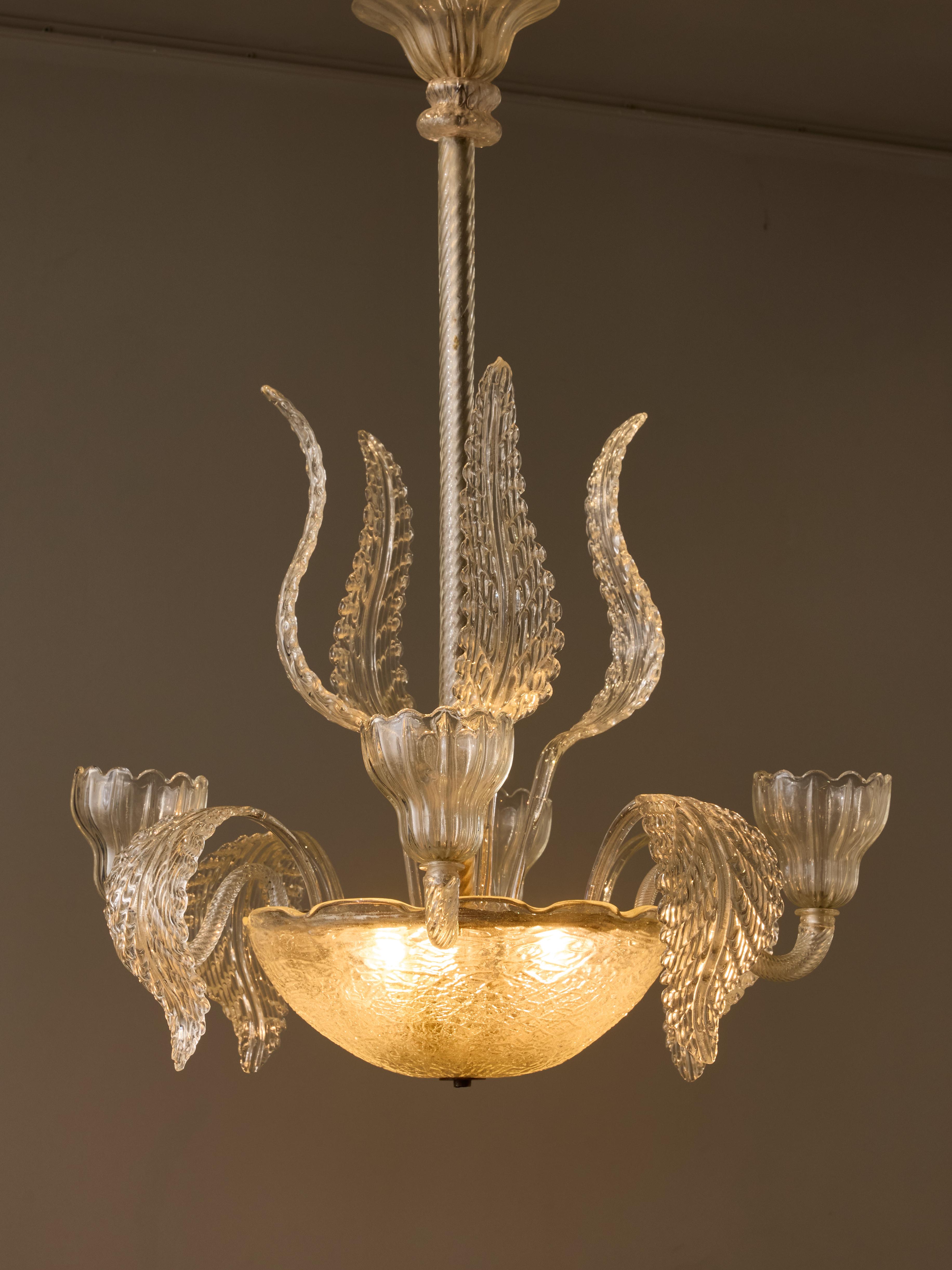 Affascinante lampadario d'epoca in vetro di Murano con una ciotola centrale che ospita tre fonti di luce. Presenta foglie decorative e piccoli bracci con supporti per la luce, che possono essere cablati per ospitare le lampadine.