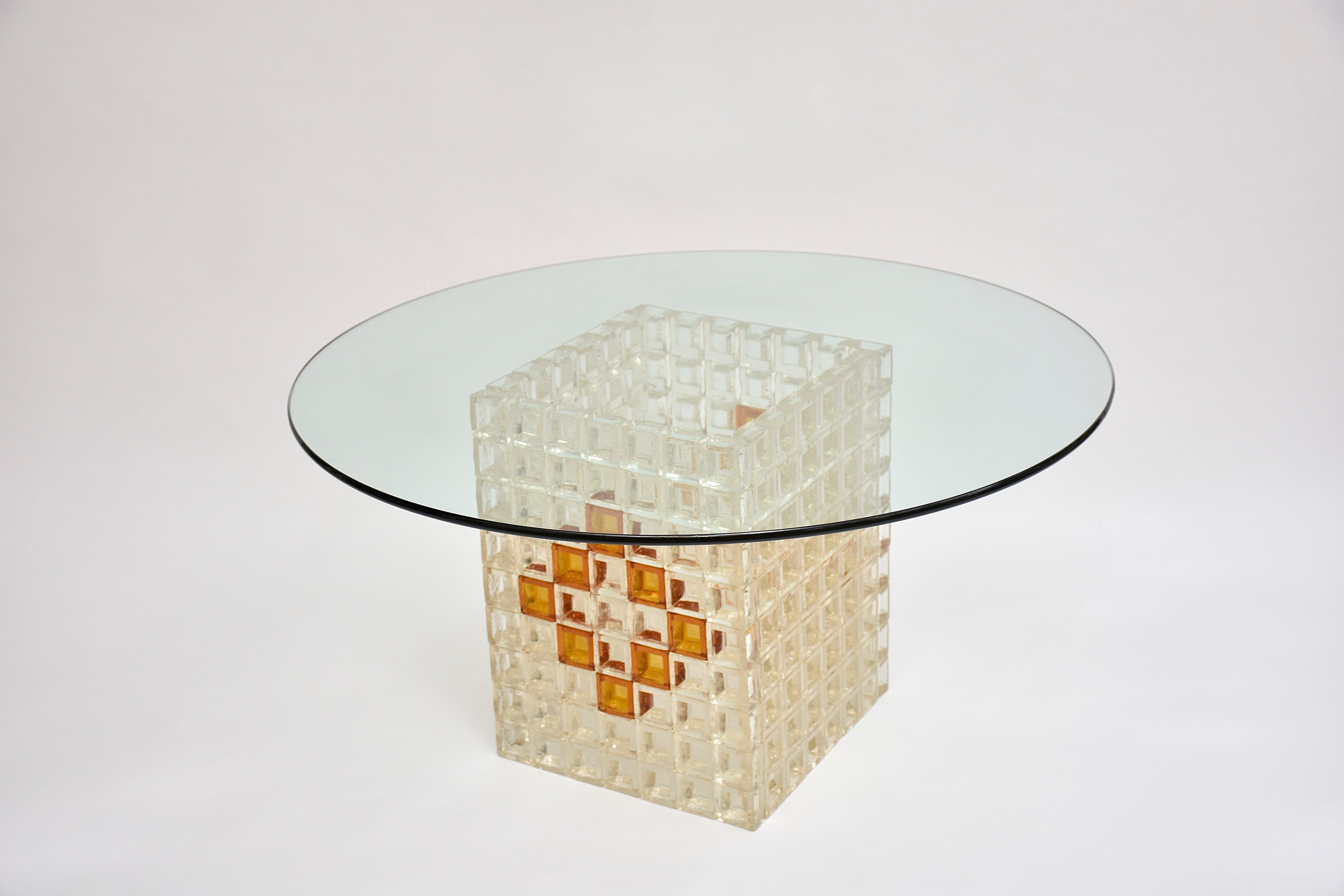 Une table/ table basse très élégante et rare, réalisée par le maître verrier Albano Poli pour sa société Poliarte.
La base en forme cubique en verre de Murano clair et coloré.
Avec un plateau en verre rond transparent.

Hauteur du cube - 49 cm
-