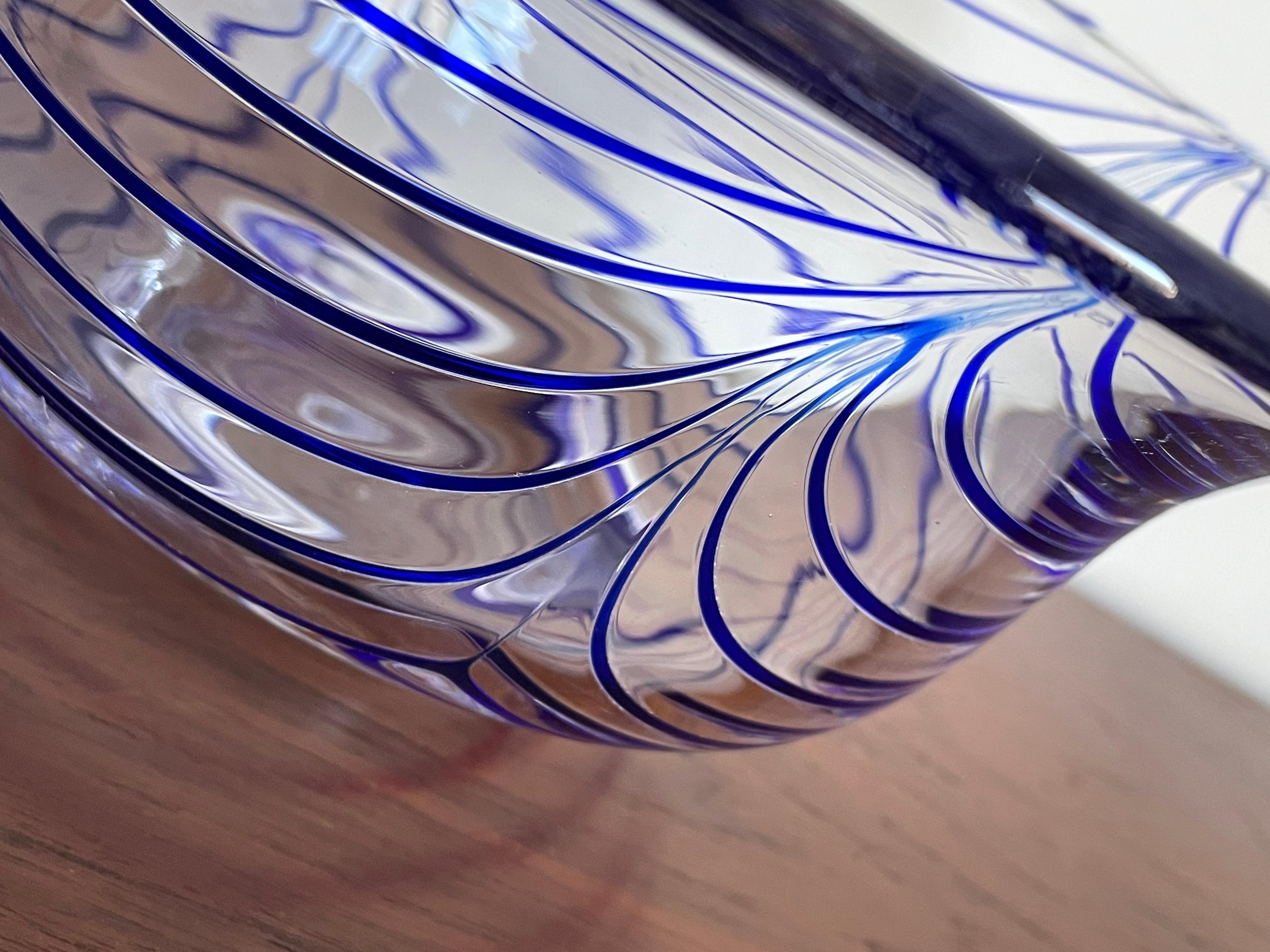Mid Century Italian Murano Glas dekorative Schale mit lebhaften blauen Streifen (Italienisch) im Angebot