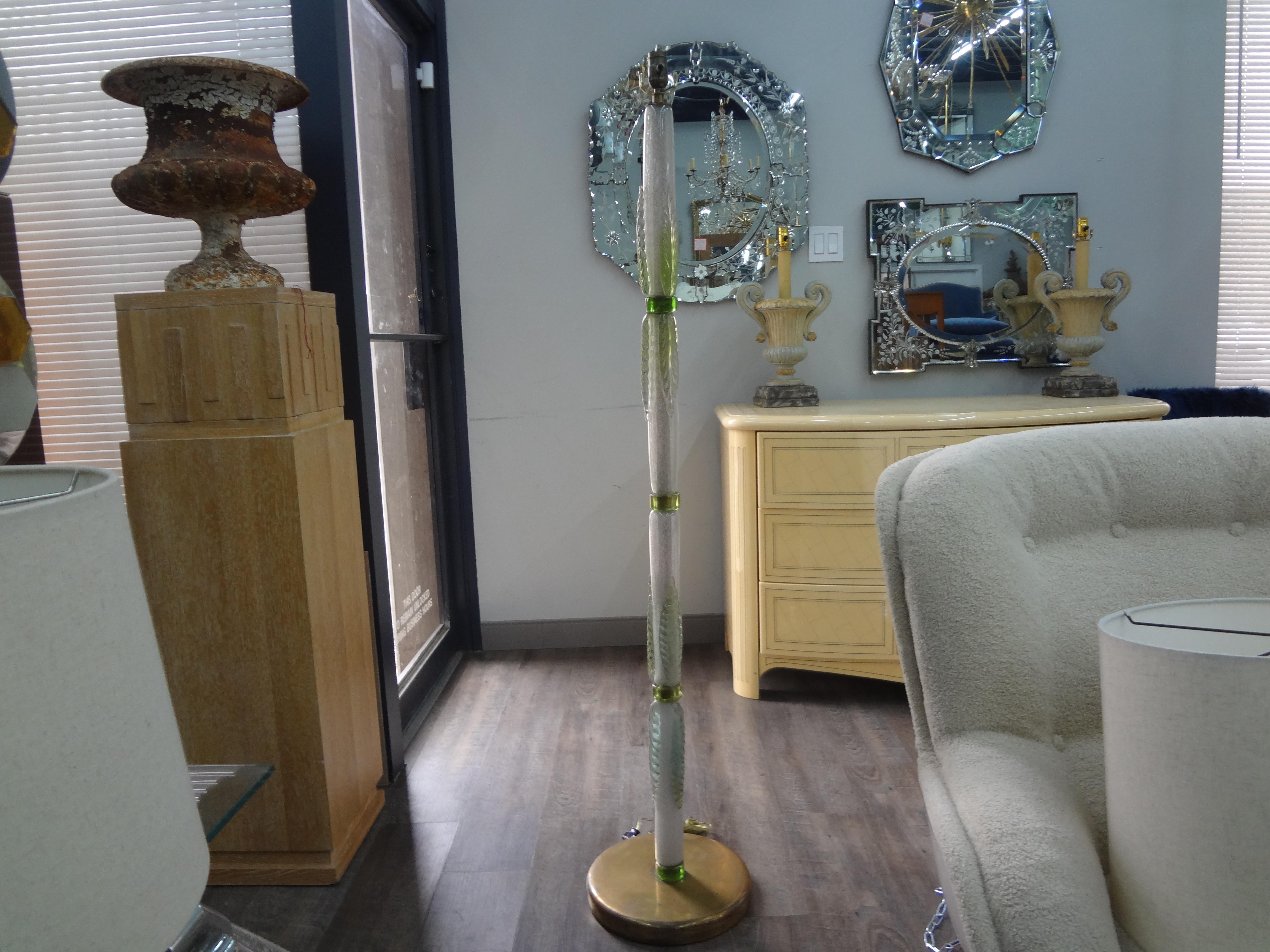 Lámpara de pie de cristal de Murano de mediados de siglo.
Preciosa lámpara de pie moderna de mediados de siglo en tonos verdes y blancos de cristal de Murano soplado a mano montada sobre una base de latón. Esta inusual lámpara de pie ha sido recién