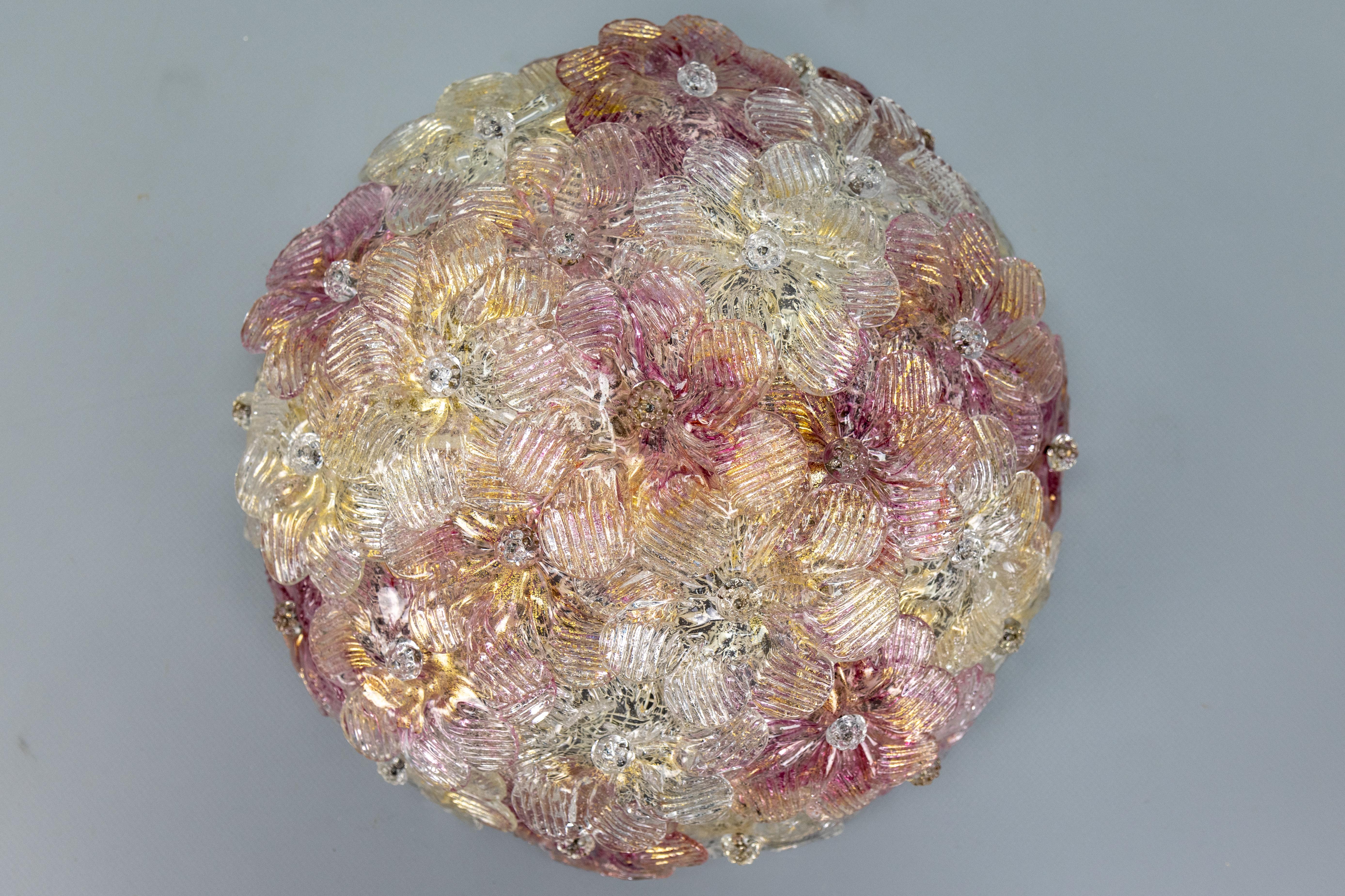 Empotrable o aplique de pared floral de cristal de Murano de mediados de siglo con inclusiones rosas, transparentes y doradas, atribuido a Barovier & Toso, años 70

Impresionante aplique de pared o empotrable de estilo moderno de mediados de siglo,
