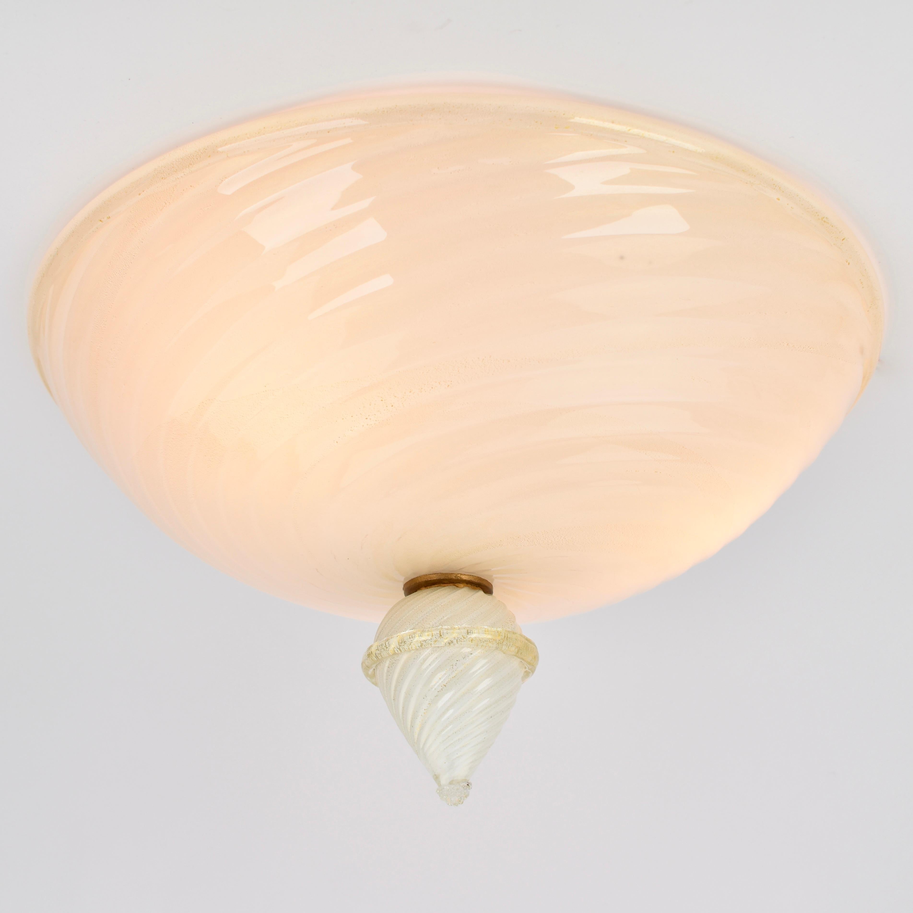 Una straordinaria montatura da incasso in vetro di Murano della metà del secolo scorso, attribuita a Barovier&Toso, Italia, circa 1950. Questa raffinata plafoniera mette in mostra la raffinata maestria della lavorazione del vetro veneziano, con una