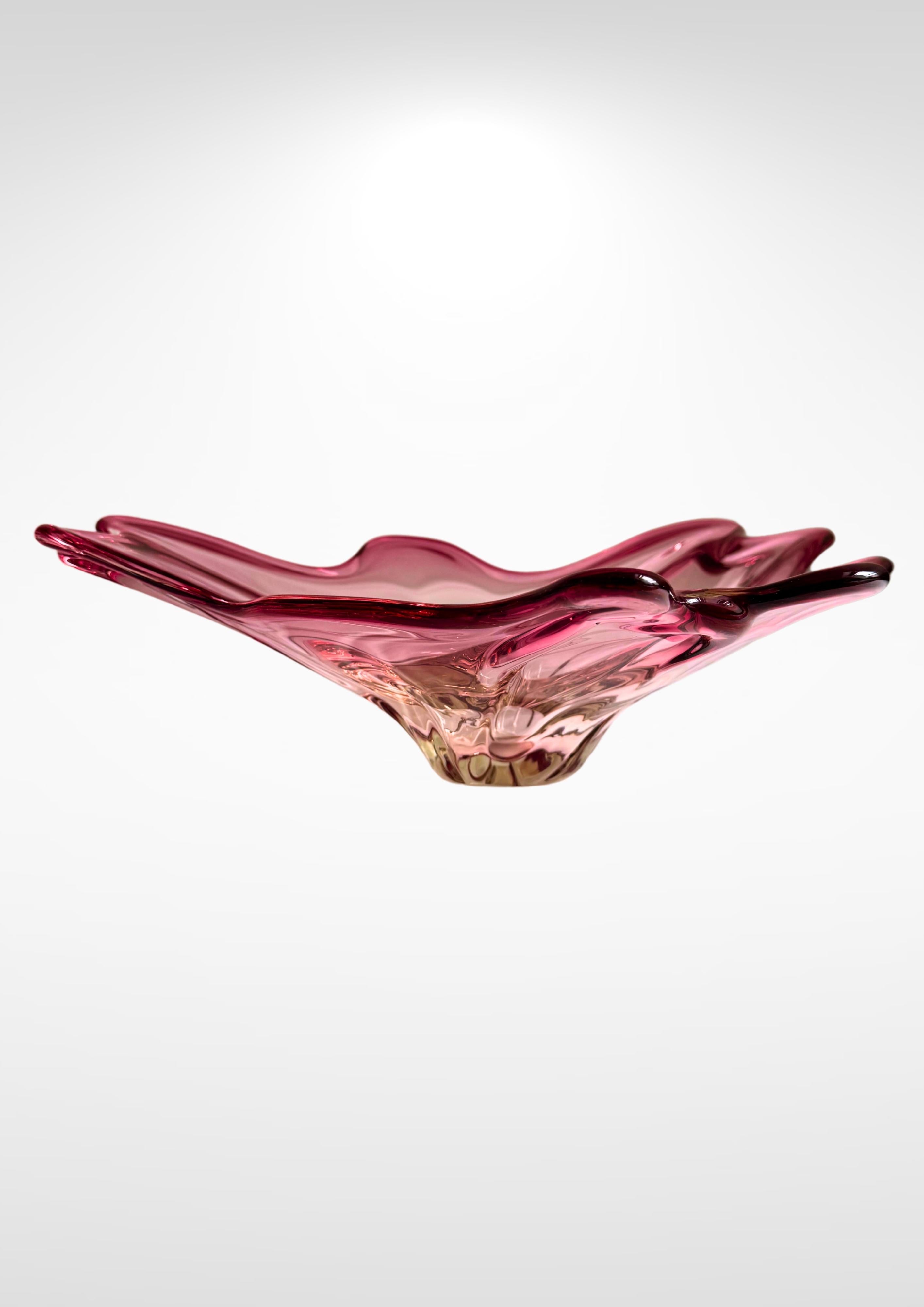 Ciotola centrotavola in vetro di Murano Glass Sommerso della metà del secolo scorso, circa 1960.
Grande bicchiere a forma libera di colore rosa delicato e a forma di fiore di orchidea selvatica.
Le condizioni sono perfette, senza danni.
