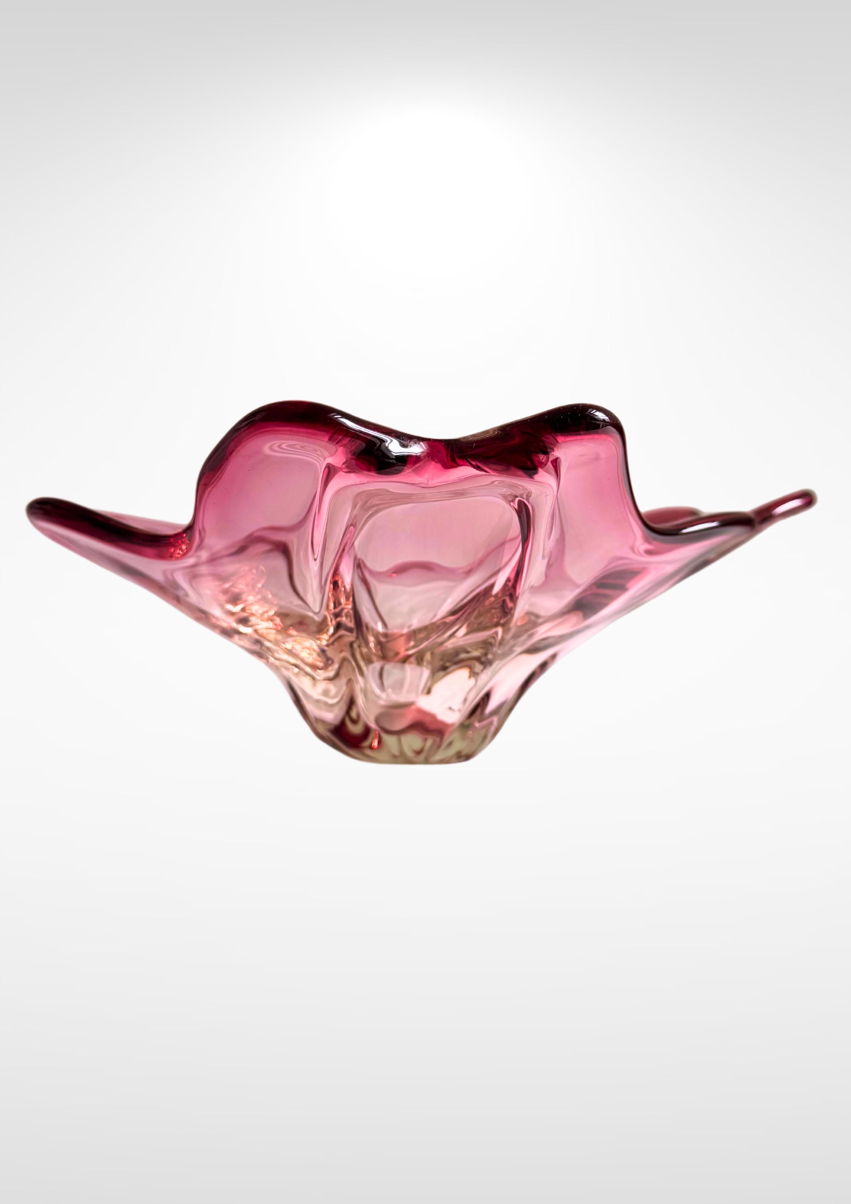 Mid-Century moderno Ciotola da centrotavola grande a forma libera in vetro di Murano del metà del secolo scorso in vendita