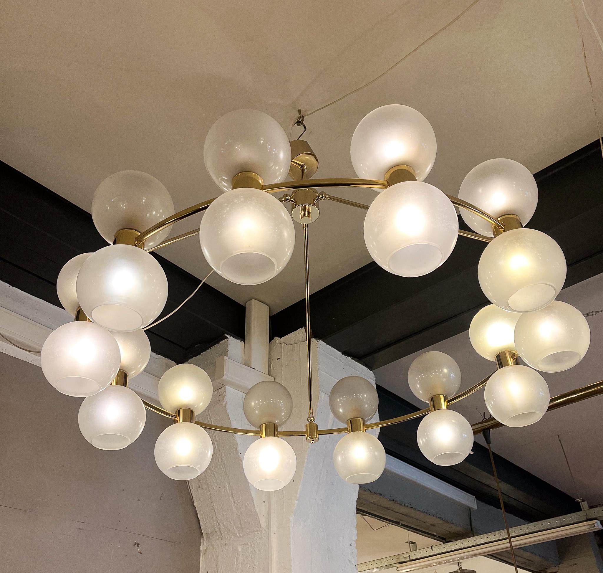 Mid-Century Murano Glass Globe Chandelier, 1960s In Good Condition In Brussels, BE