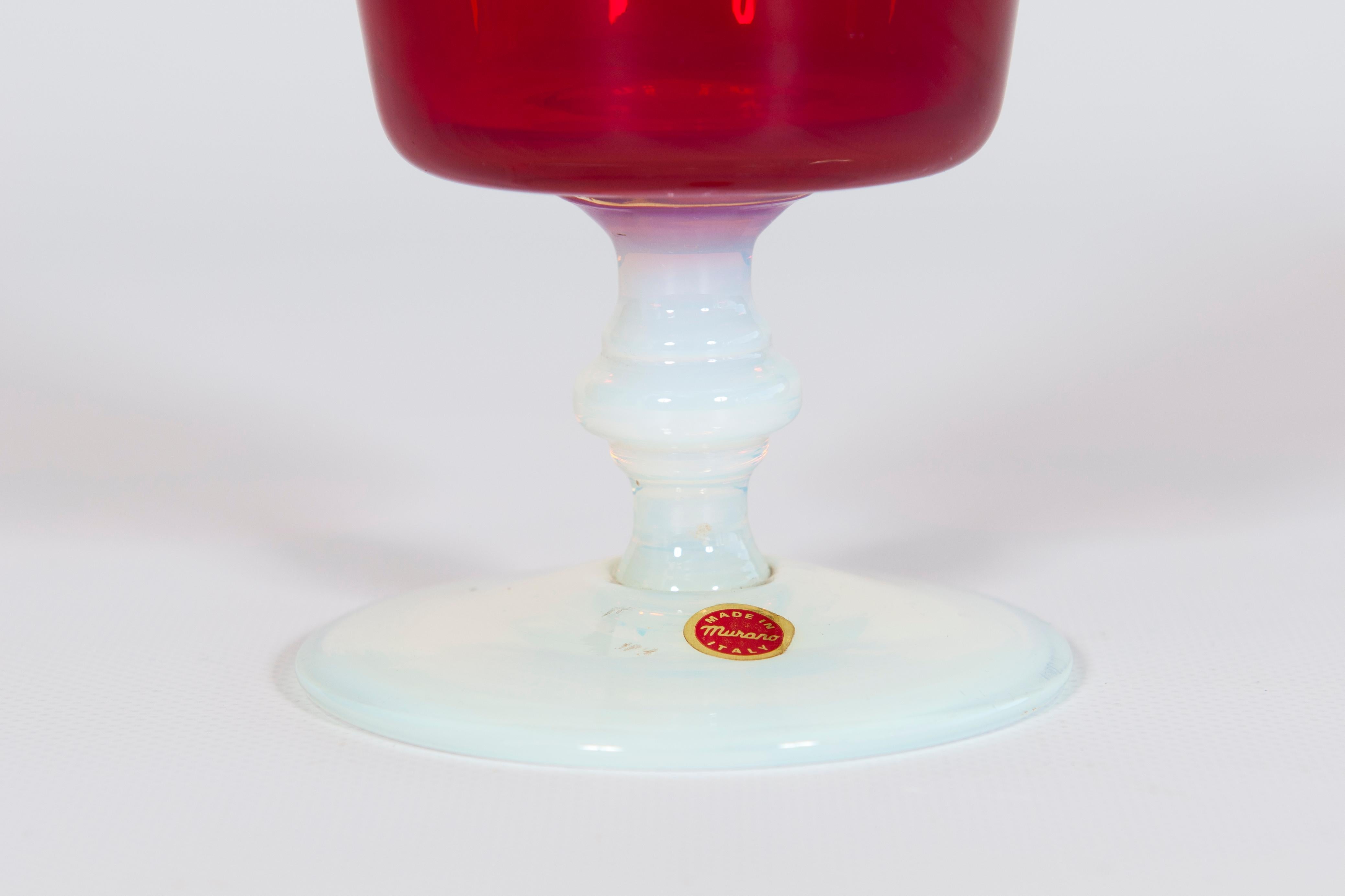 Murano-Glaspokal aus der Jahrhundertmitte in Rubinrot und Opalin, Italien, um 1960 im Angebot 6
