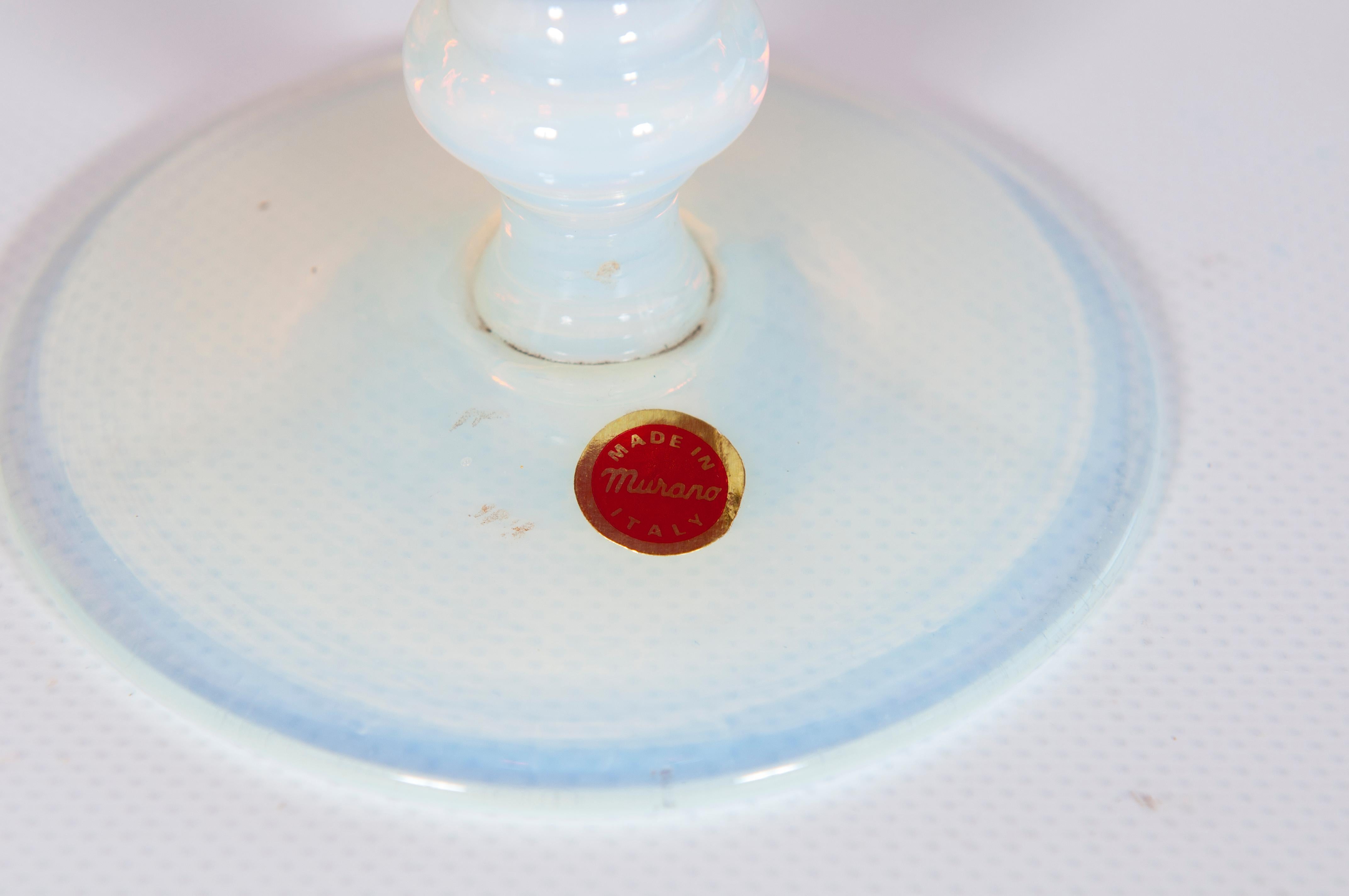 Murano-Glaspokal aus der Jahrhundertmitte in Rubinrot und Opalin, Italien, um 1960 (Italienisch) im Angebot