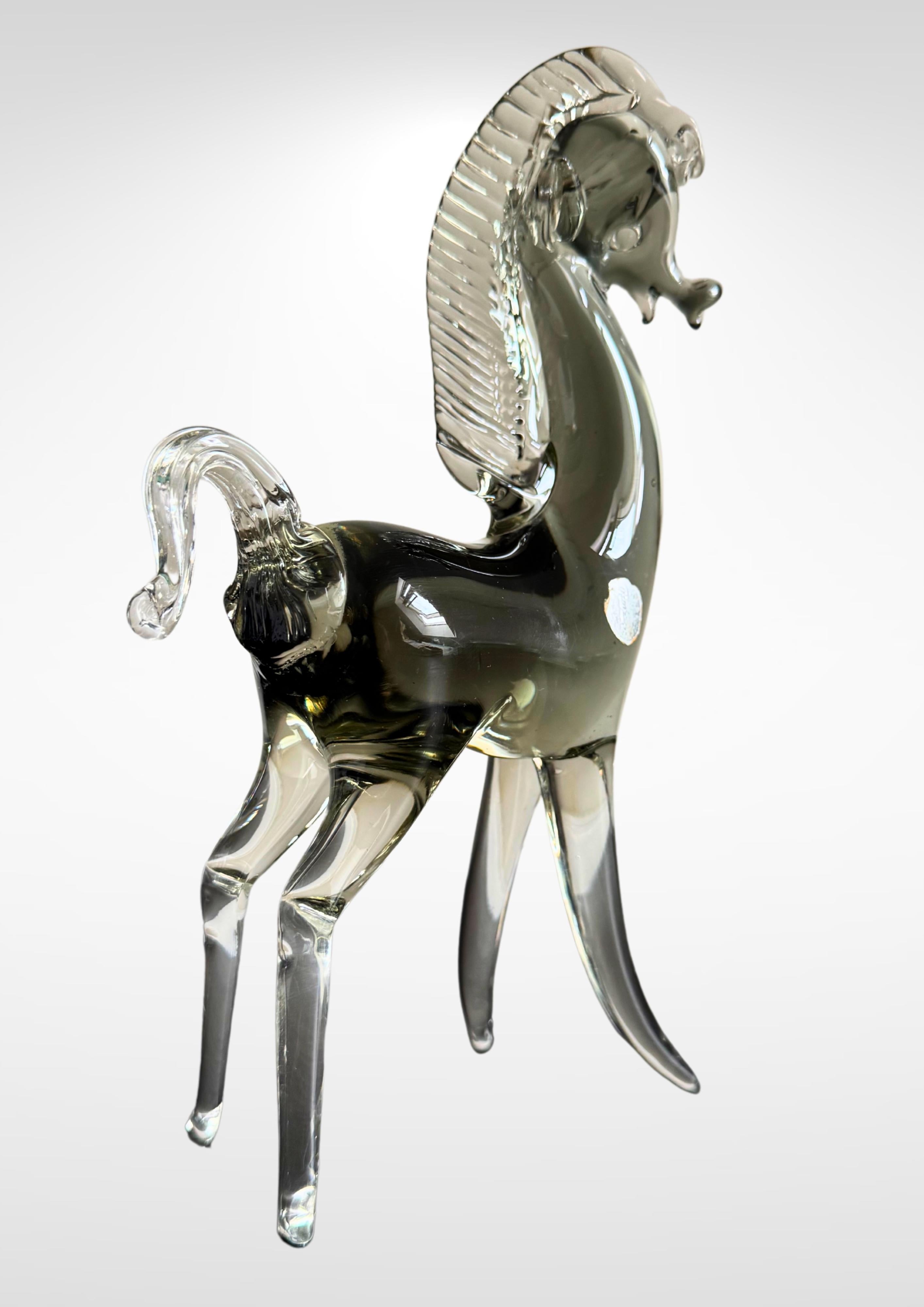 Murano-Glaspferd aus der Mitte des Jahrhunderts mit originalem Label aus Silberfolie, das Archimede Seguso zugeschrieben wird (ca. 1960er Jahre).
Rauchgraues Glas, fein geformt und in ausgezeichnetem Vintage-Zustand.
Kein Schaden.