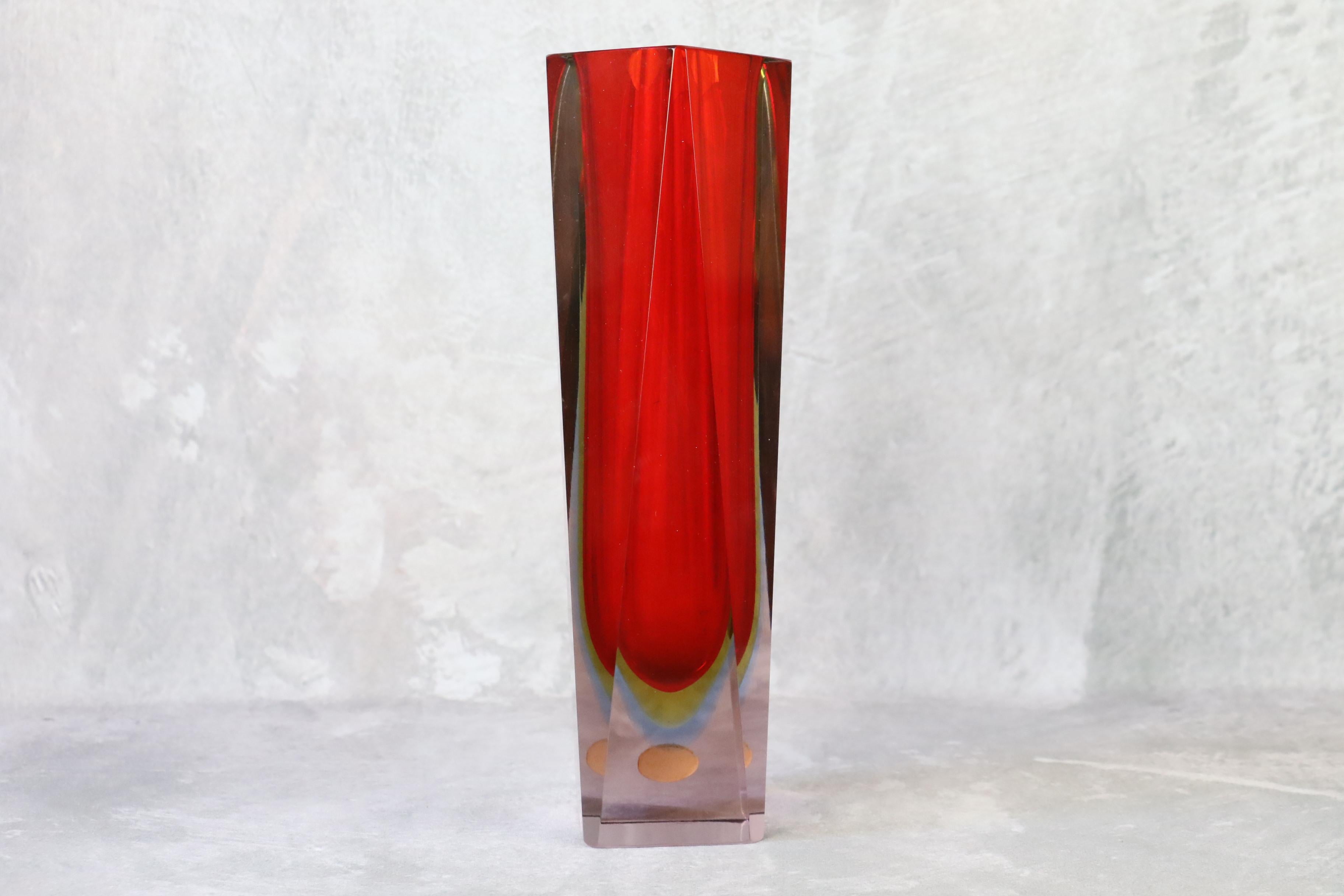 Midcentury Murano Glass vase by Flavio Poli - Seguso - Faceted Murano Glass

This is a beautiful Murano glass vase by Flavio Poli. It is made according to the technique of sommerso which allows to superimpose several layers of glass and obtain