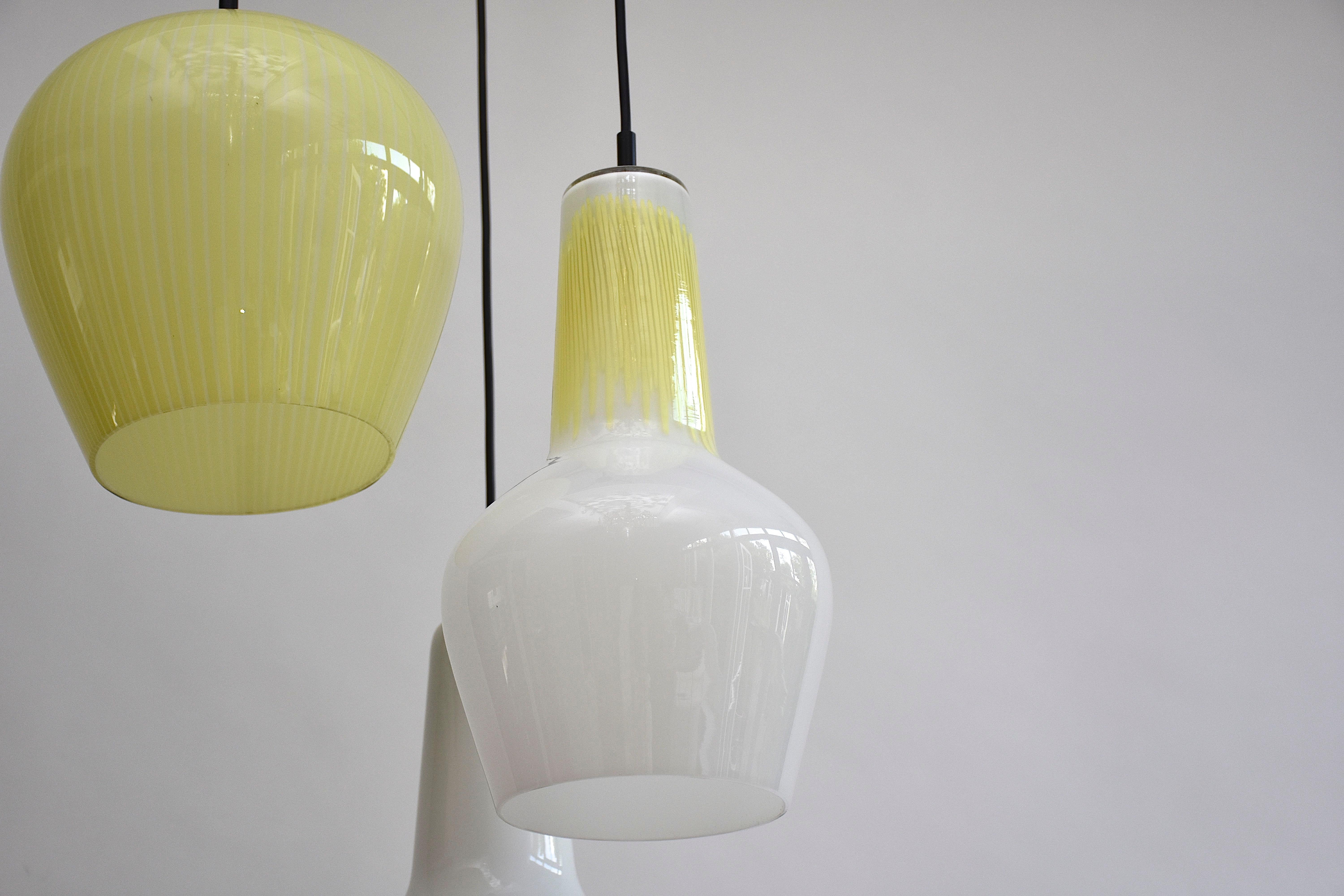 Lampe suspendue en verre de Murano du milieu du siècle dernier par Massimo Vignelli Bon état - En vente à SON EN BREUGEL, NL