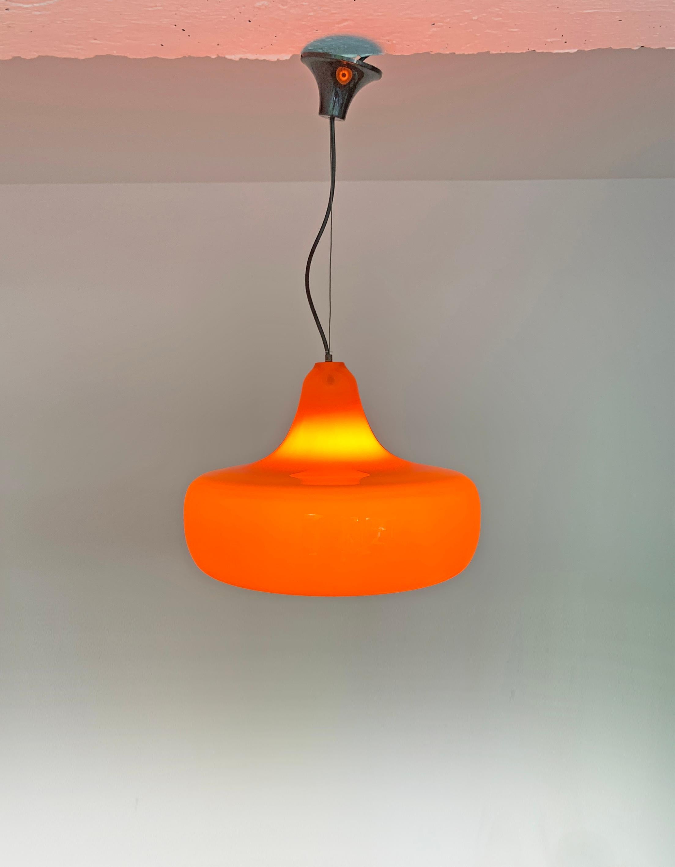 Pendelleuchte aus der Mitte des Jahrhunderts, Design Alessandro Pianon, um 1960.
Lampe aus Muranoglas von Vistosi, Italien.  Alessandro Pianon hat mehrere Lampenmodelle für Vistosi entworfen. Dieses besondere Modell gibt es in verschiedenen Farben,