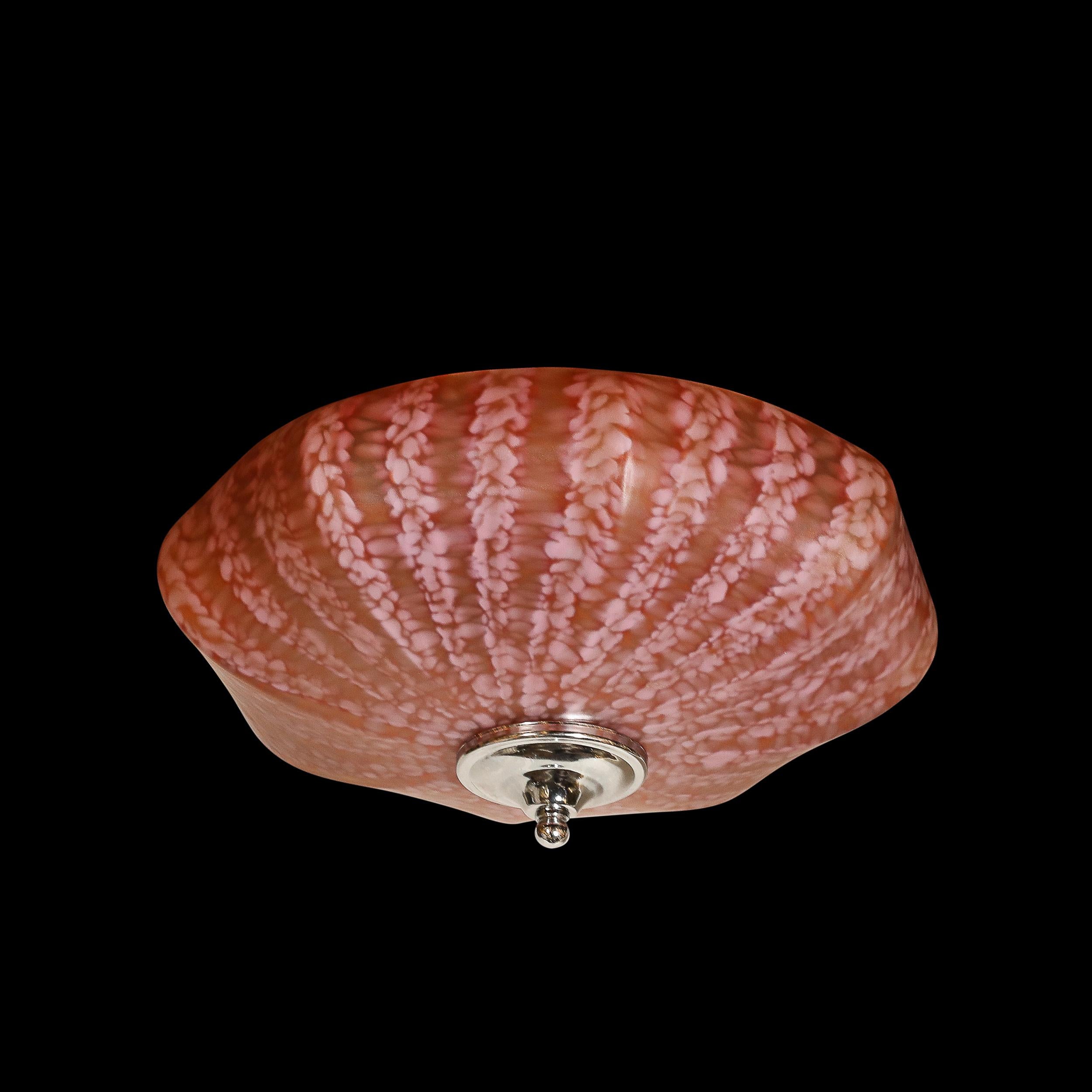 Introduci un tocco di eleganza vintage nel tuo spazio con questo lampadario a sospensione in vetro di Murano del metà del secolo, nei colori rosa Sakura e cremisi attenuato. Realizzato in Italia intorno al 1970, questo lampadario cattura l'essenza