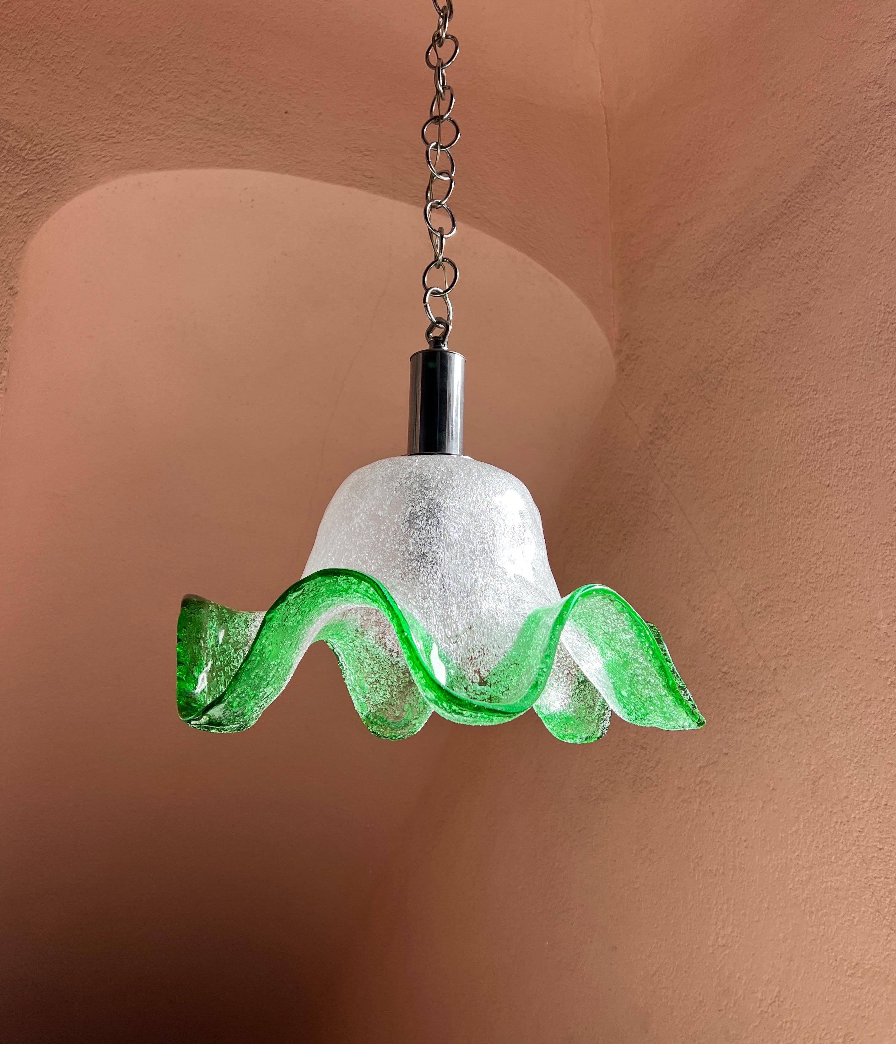 Lampada a sospensione in vetro di Murano di Carlo Nason per Mazzega Murano, metà secolo.

Questa splendida lampada a sospensione è stata realizzata da Mazzega negli anni '70 e rappresenta il meglio del design italiano di metà secolo. Il vetro stesso