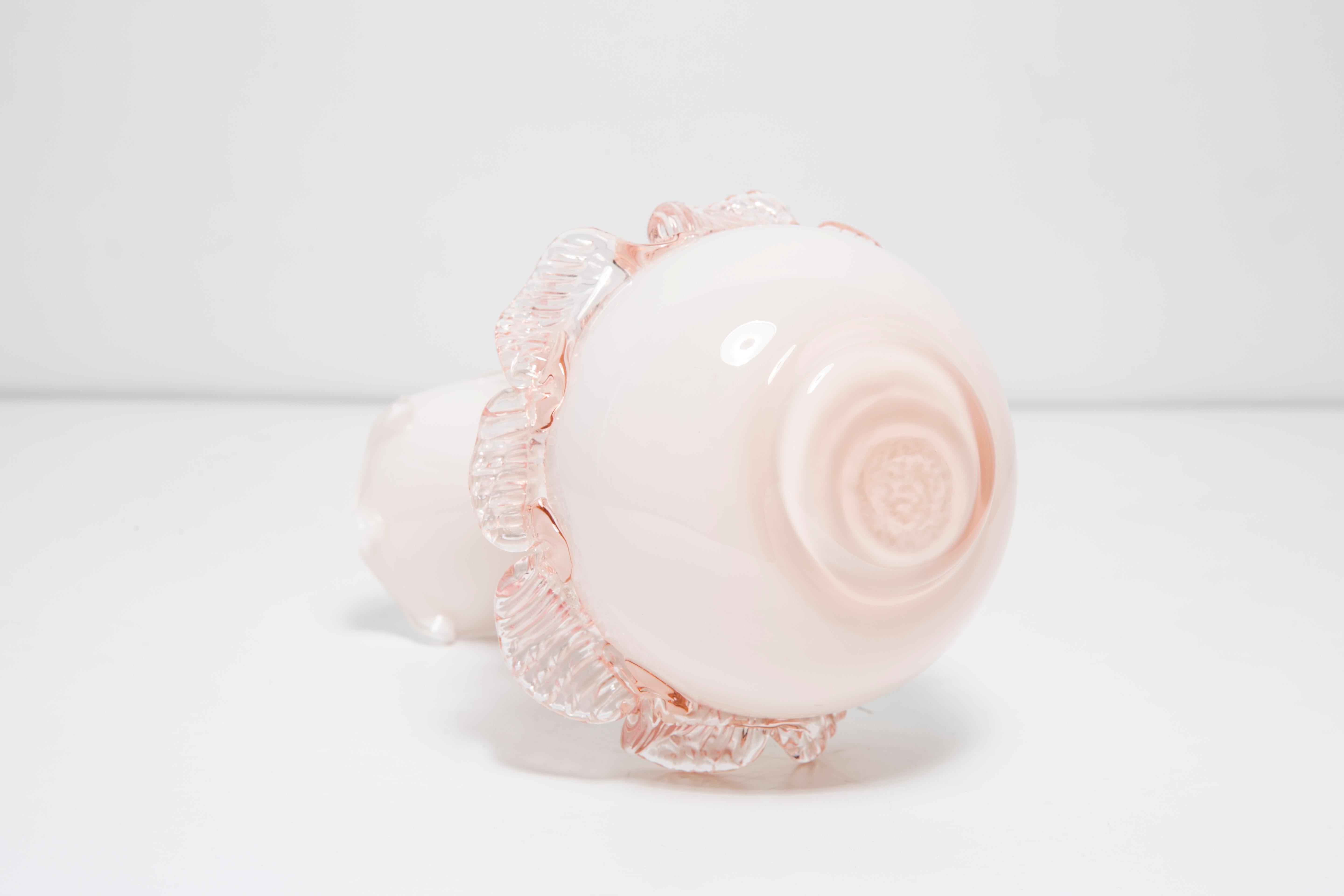 Mid Century Murano Glass Pink Small Vase with a Frill, Italy, Europe, 1960s For Sale 3