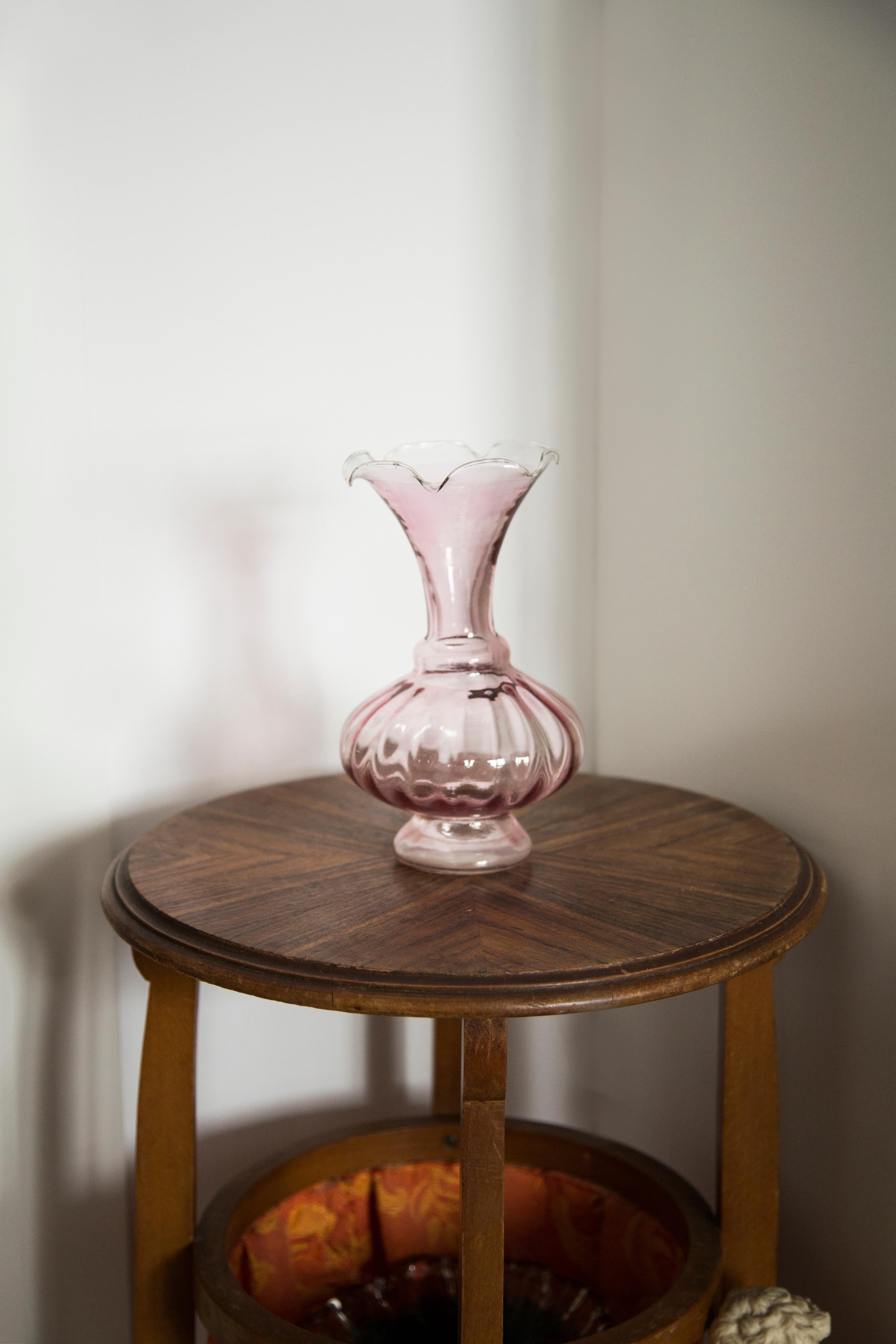 Eine schöne Mid-Century Modern Vase aus weißem Glas aus den 1960er Jahren.
Original Vintage guter Zustand. Nur ein einziges Stück.