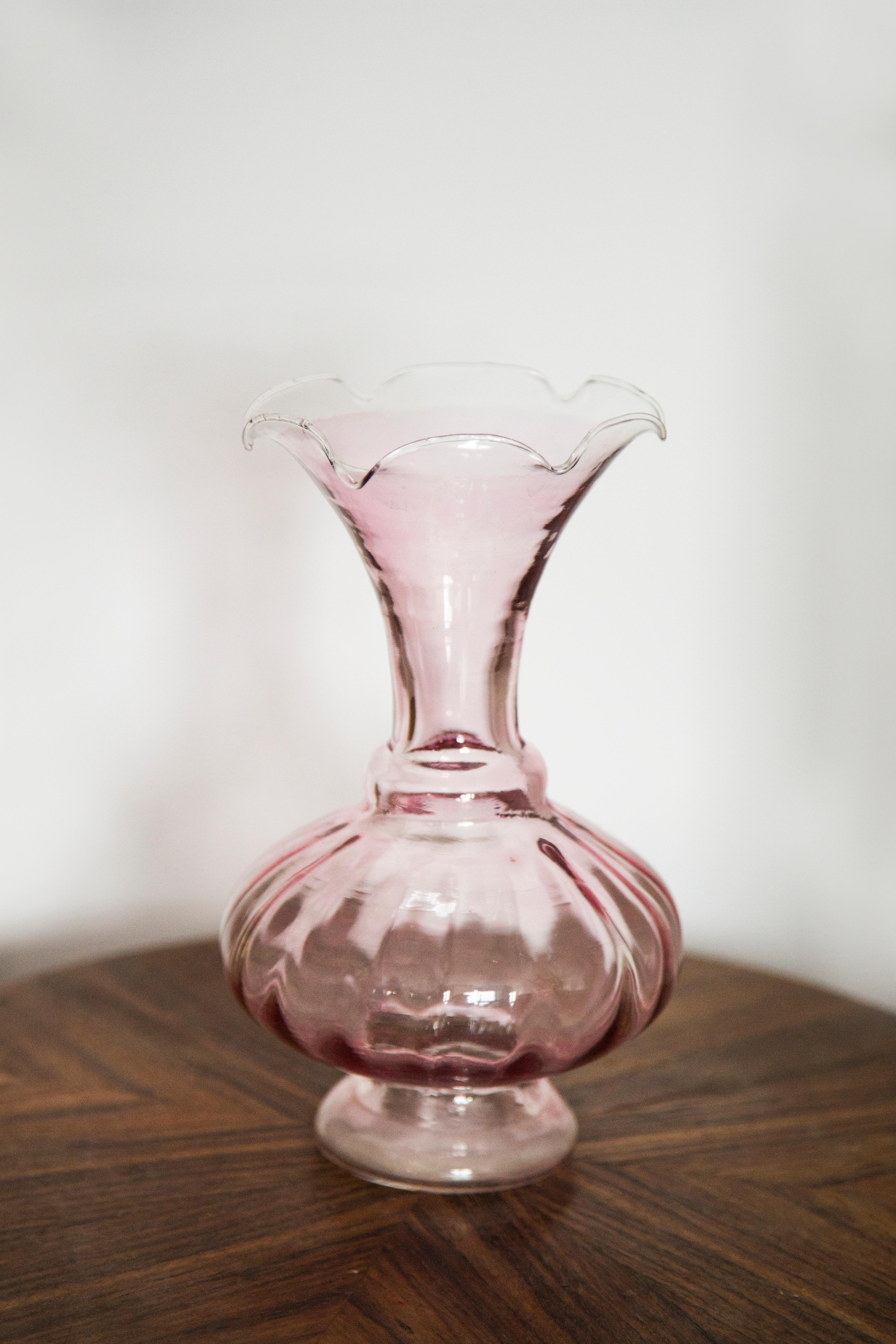 Rosafarbene kleine Vase aus Murano-Glas mit Rüsche, Italien, Europa, 1960er Jahre (Italienisch) im Angebot