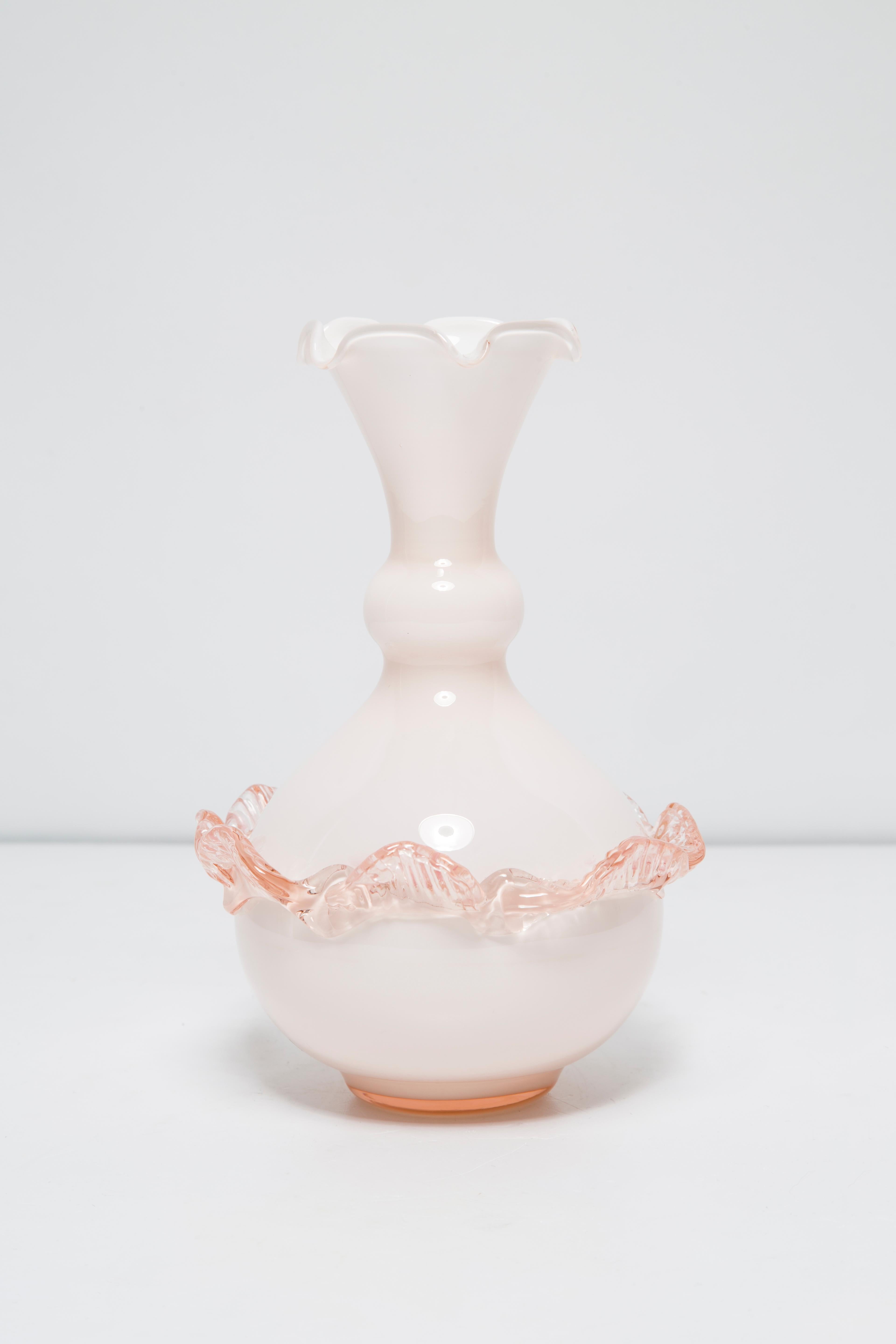 Rosafarbene kleine Vase aus Murano-Glas mit Rüsche, Italien, Europa, 1960er Jahre im Zustand „Gut“ im Angebot in 05-080 Hornowek, PL