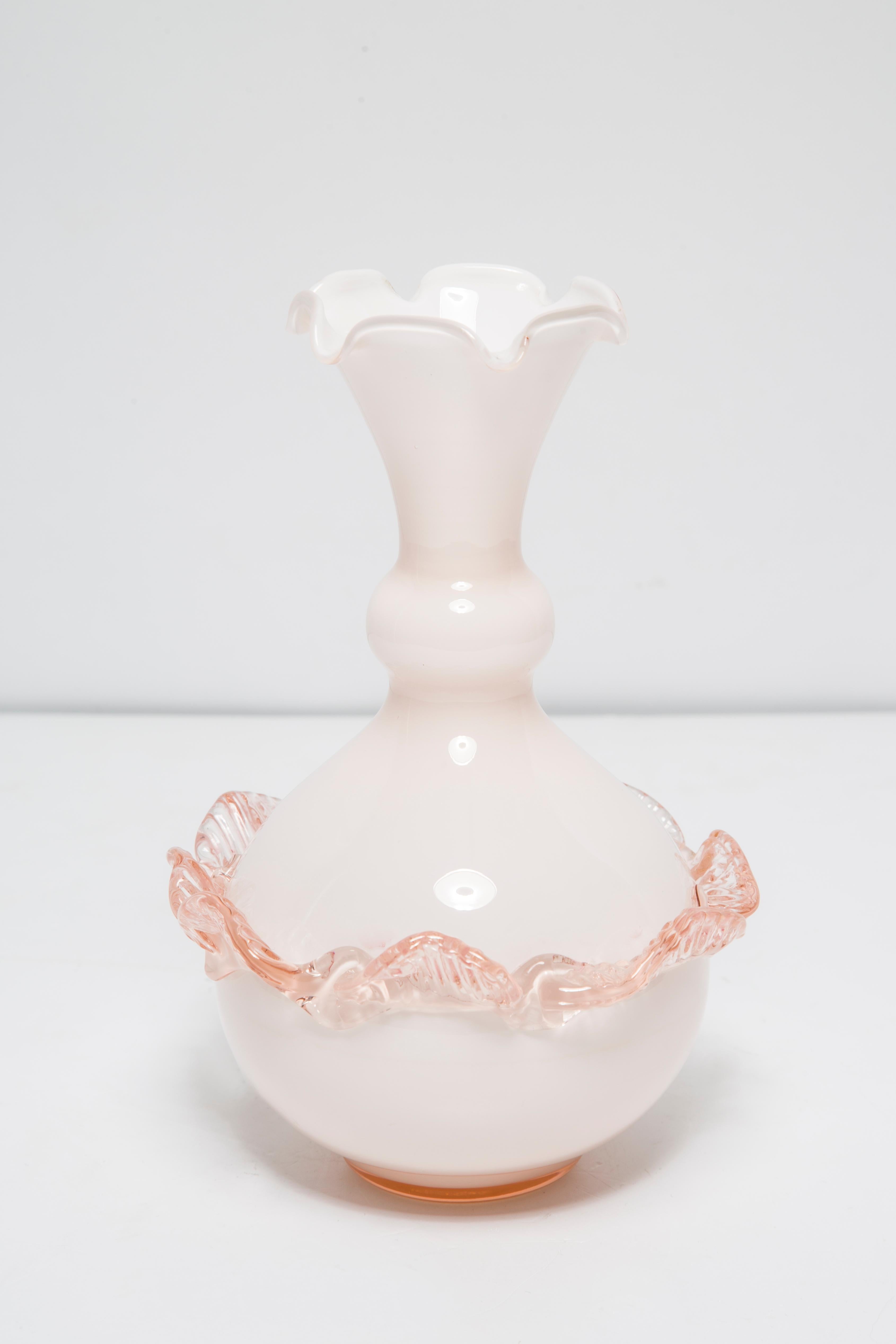 Rosafarbene kleine Vase aus Murano-Glas mit Rüsche, Italien, Europa, 1960er Jahre (20. Jahrhundert) im Angebot