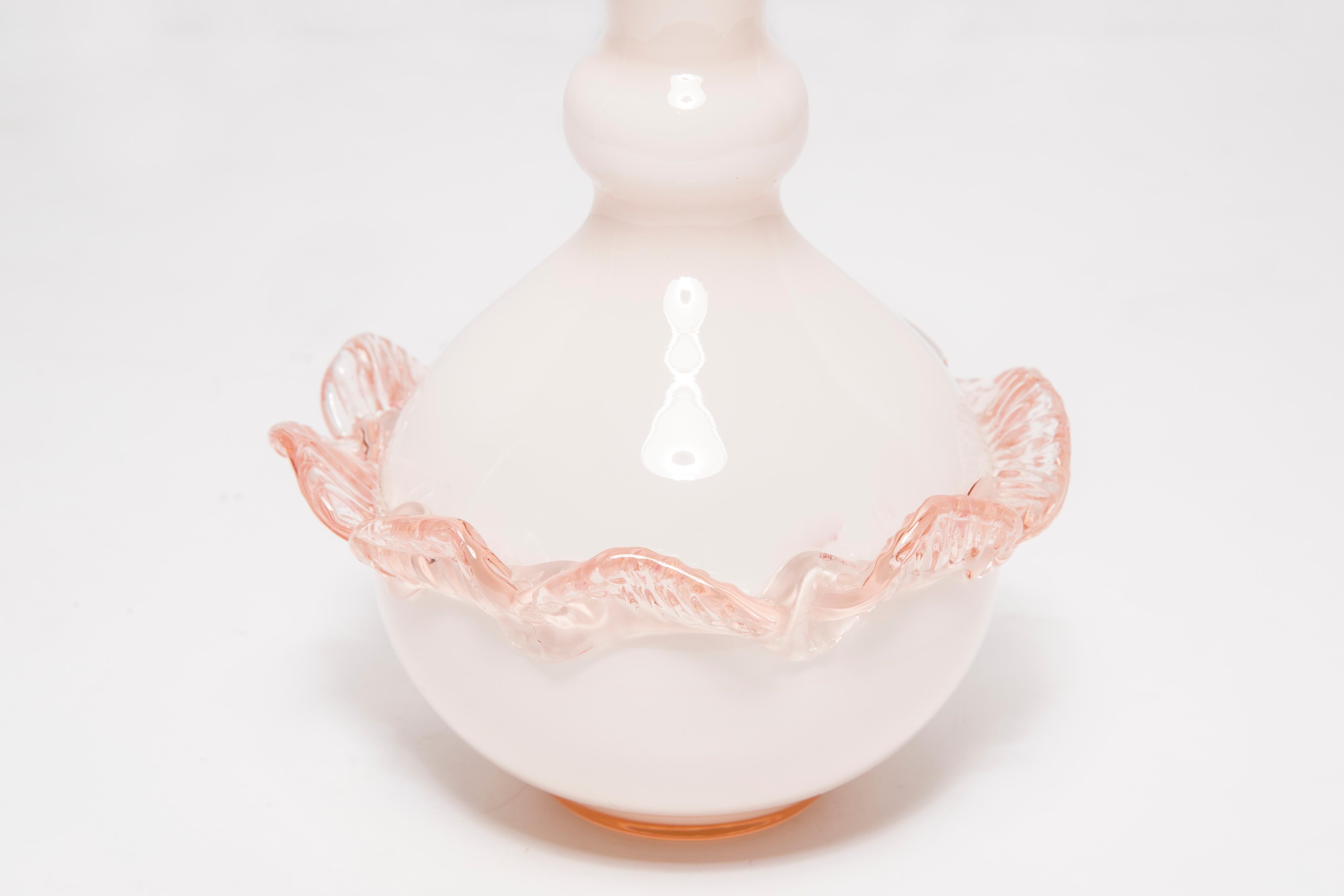 Rosafarbene kleine Vase aus Murano-Glas mit Rüsche, Italien, Europa, 1960er Jahre (Keramik) im Angebot